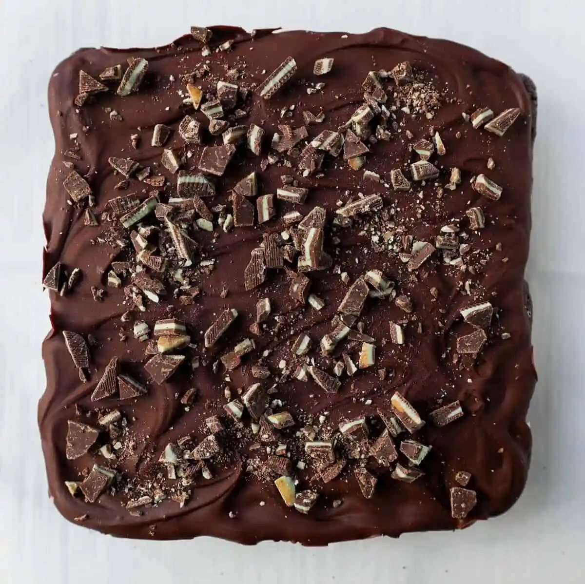 Easy chocolate brownies topped with creamy mint filling and chocolate ganache. The perfect mint chocolate brownie recipe!