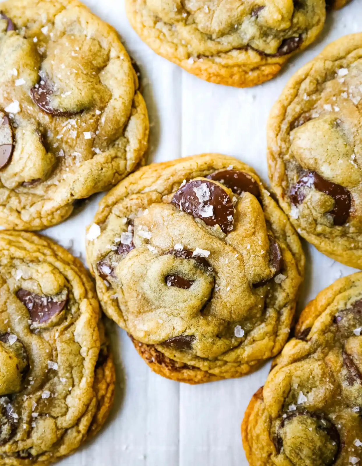 The BEST Browned Butter Chocolate Chip Cookies Homemade browned butter chocolate chip cookies are made in one saucepan! This perfect chocolate chip cookie has rich buttery toffee flavor. This is the best chocolate chip cookie recipe. www.modernhoney.com #saucepancookie #brownbuttercookie #chocolatechipcookie #chocolatechipcookies #cookie #cookies