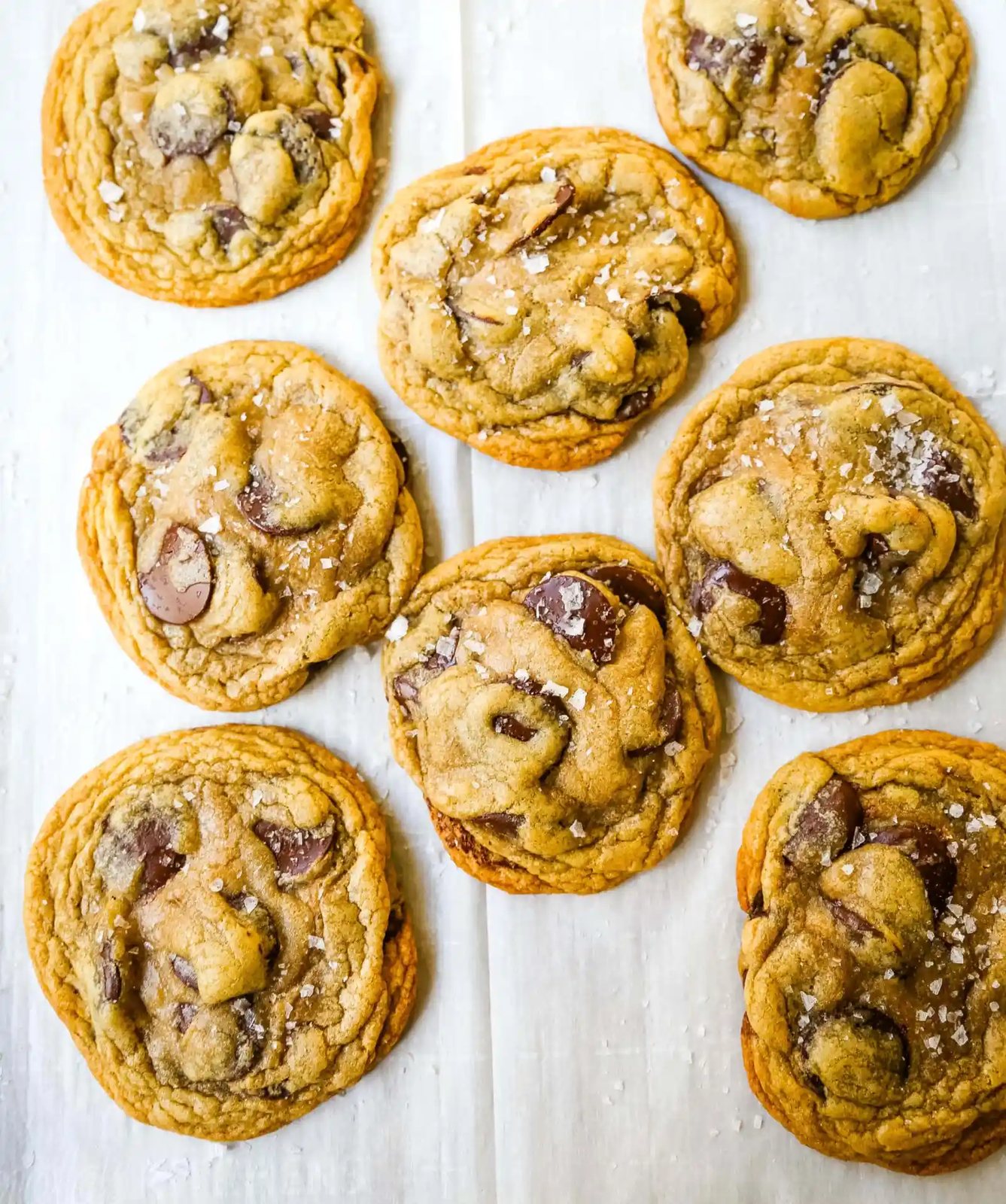 The BEST Browned Butter Chocolate Chip Cookies Homemade browned butter chocolate chip cookies are made in one saucepan! This perfect chocolate chip cookie has rich buttery toffee flavor. This is the best chocolate chip cookie recipe. www.modernhoney.com #saucepancookie #brownbuttercookie #chocolatechipcookie #chocolatechipcookies #cookie #cookies