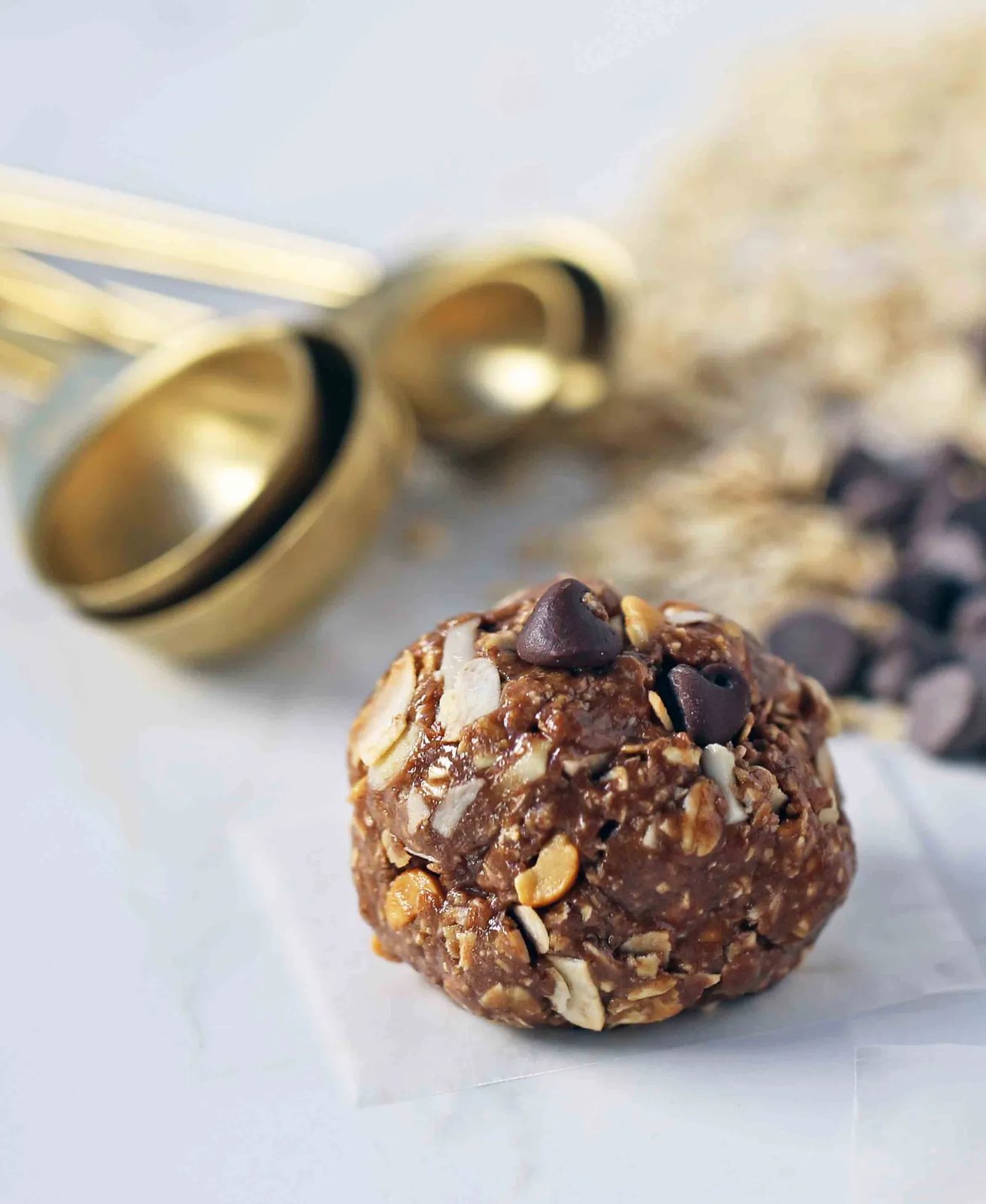 No-Bake Protein Energy Balls. High protein no-sugar-added energy bites. A healthy, filling snack recipe. www.modernhoney.com #wellnessyourway #proteinballs #energyballs #peanutbutterproteinballs #healthysnacks