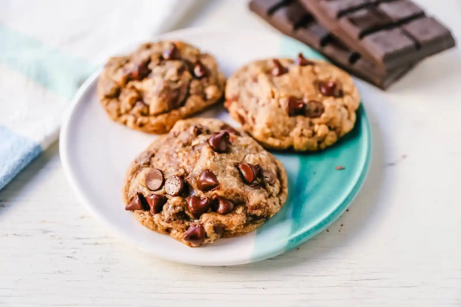 Oatmeal Chocolate Chip Cookies Soft, chewy oatmeal cookies with chocolate chips. The Best Oatmeal Chocolate Chip Cookie recipe! www.modernhoney.com #cookies #oatmealcookies #oatmealchocolatechipcookies