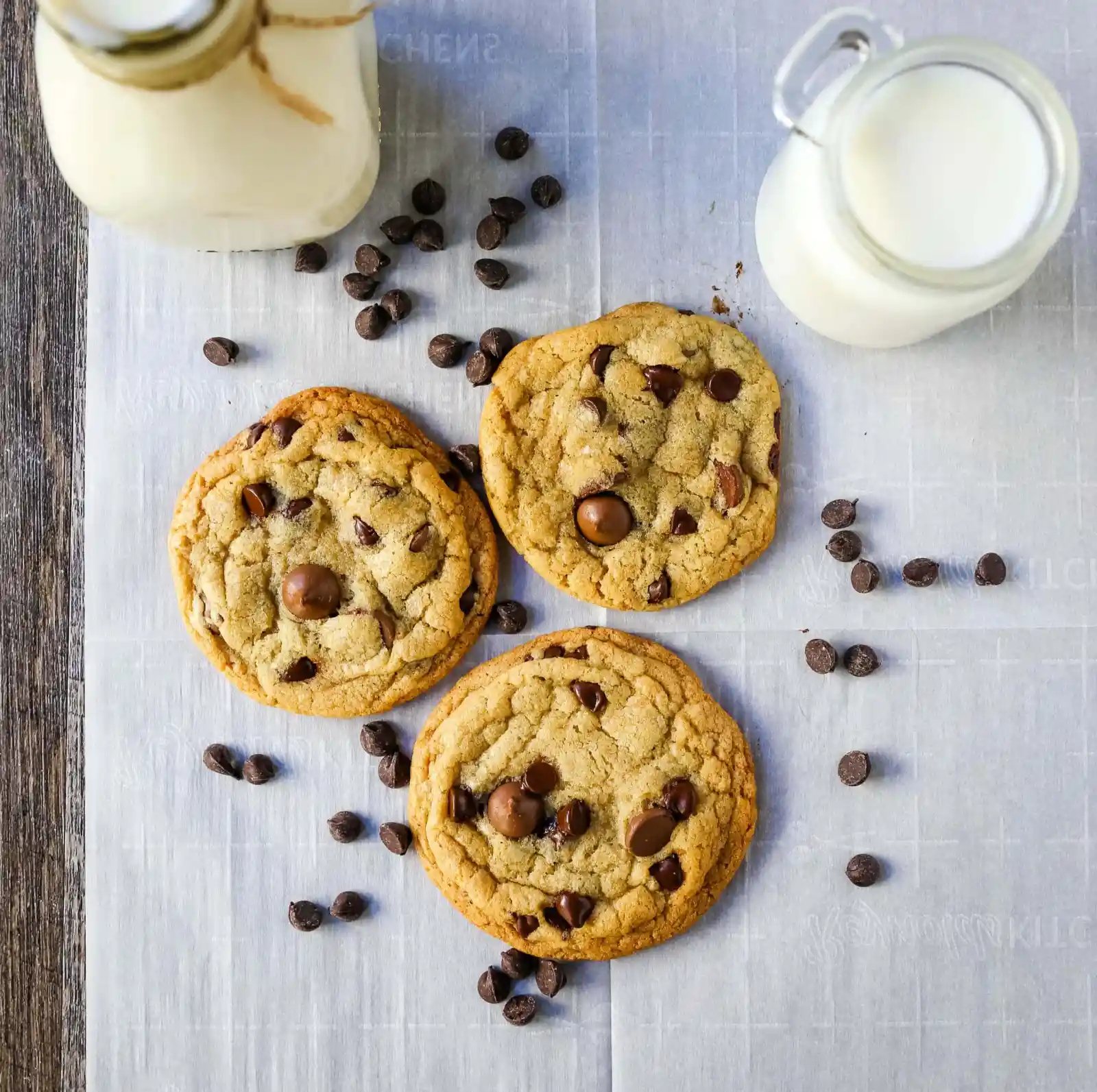 ONE BOWL CHOCOLATE CHIP COOKIE RECIPE An easy one bowl cookie recipe that creates a chewy chocolate chip cookie with crisp buttery edges. www.modernhoney.com #cookie #cookies #chocolatechipcookie #chocolatechipcookies