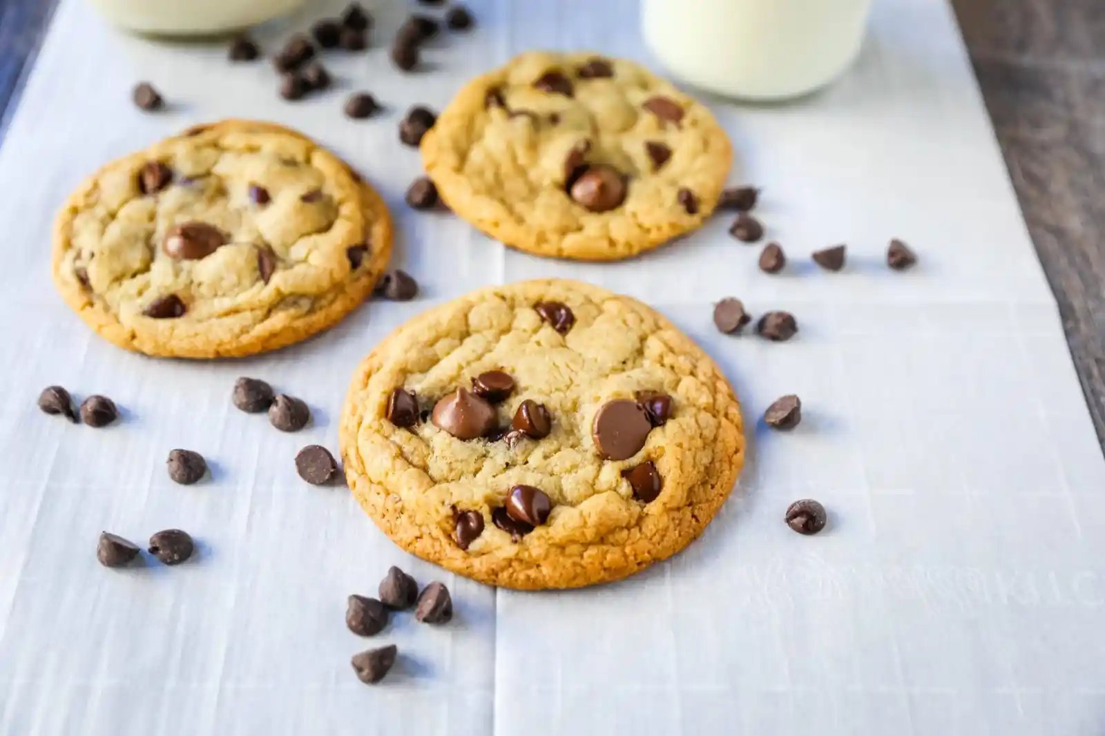 ONE BOWL CHOCOLATE CHIP COOKIE RECIPE An easy one bowl cookie recipe that creates a chewy chocolate chip cookie with crisp buttery edges. www.modernhoney.com #cookie #cookies #chocolatechipcookie #chocolatechipcookies