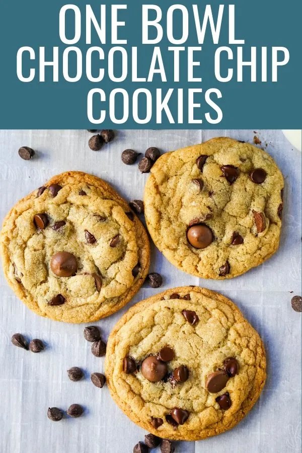 ONE BOWL CHOCOLATE CHIP COOKIE RECIPE An easy one bowl cookie recipe that creates a chewy chocolate chip cookie with crisp buttery edges. www.modernhoney.com #cookie #cookies #chocolatechipcookie #chocolatechipcookies