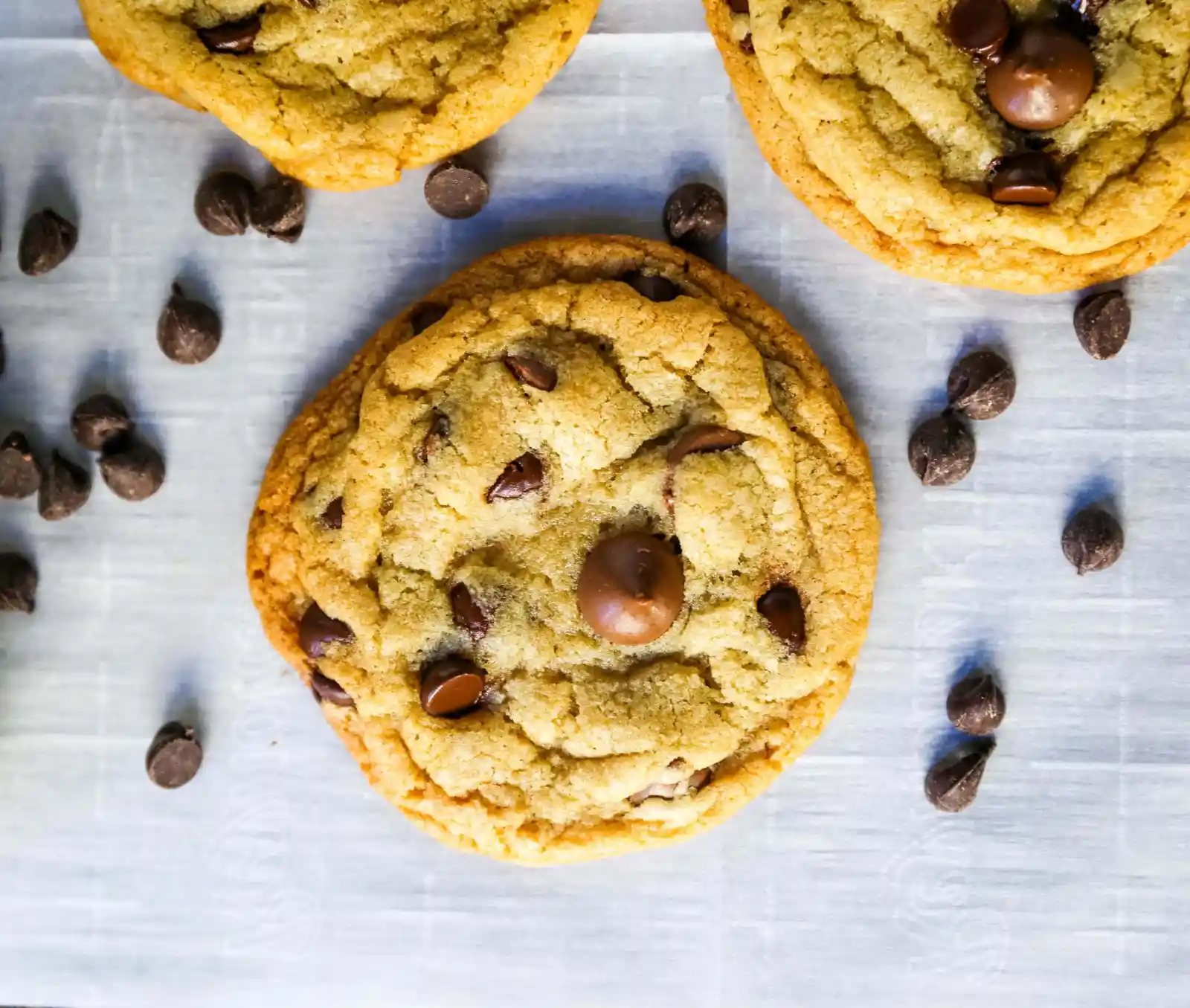 ONE BOWL CHOCOLATE CHIP COOKIE RECIPE An easy one bowl cookie recipe that creates a chewy chocolate chip cookie with crisp buttery edges. www.modernhoney.com #cookie #cookies #chocolatechipcookie #chocolatechipcookies