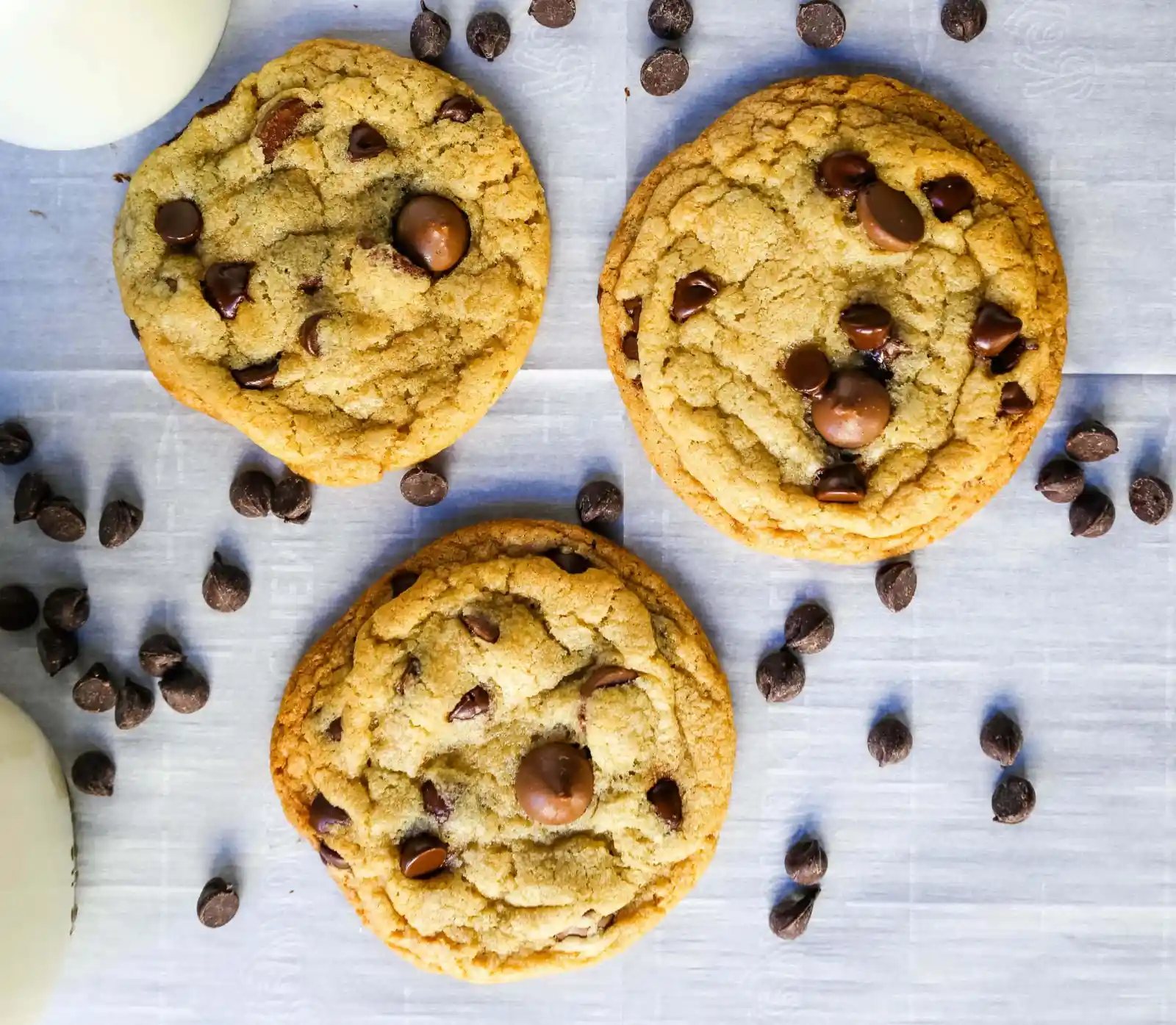ONE BOWL CHOCOLATE CHIP COOKIE RECIPE An easy one bowl cookie recipe that creates a chewy chocolate chip cookie with crisp buttery edges. www.modernhoney.com #cookie #cookies #chocolatechipcookie #chocolatechipcookies