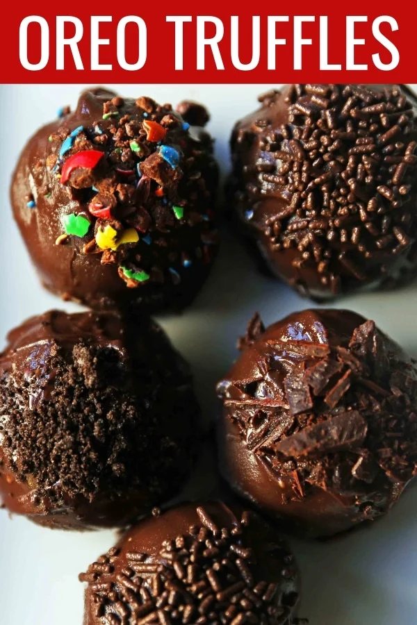 Oreo Truffles Recipe. Creamy Oreo truffles with a rich chocolate coating. An easy homemade chocolate truffle with only 4 ingredients! The BEST Oreo Truffles Recipe. www.modernhoney.com #truffles #truffle #chocolatetruffle #oreotruffle #oreotruffles #christmasgoodies