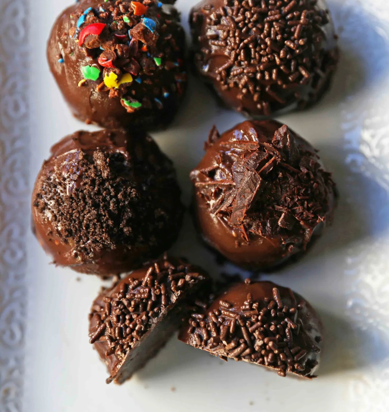 Oreo Truffles Recipe. Creamy Oreo truffles with a rich chocolate coating. An easy homemade chocolate truffle with only 4 ingredients! The BEST Oreo Truffles Recipe. www.modernhoney.com #truffles #truffle #chocolatetruffle #oreotruffle #oreotruffles #christmasgoodies