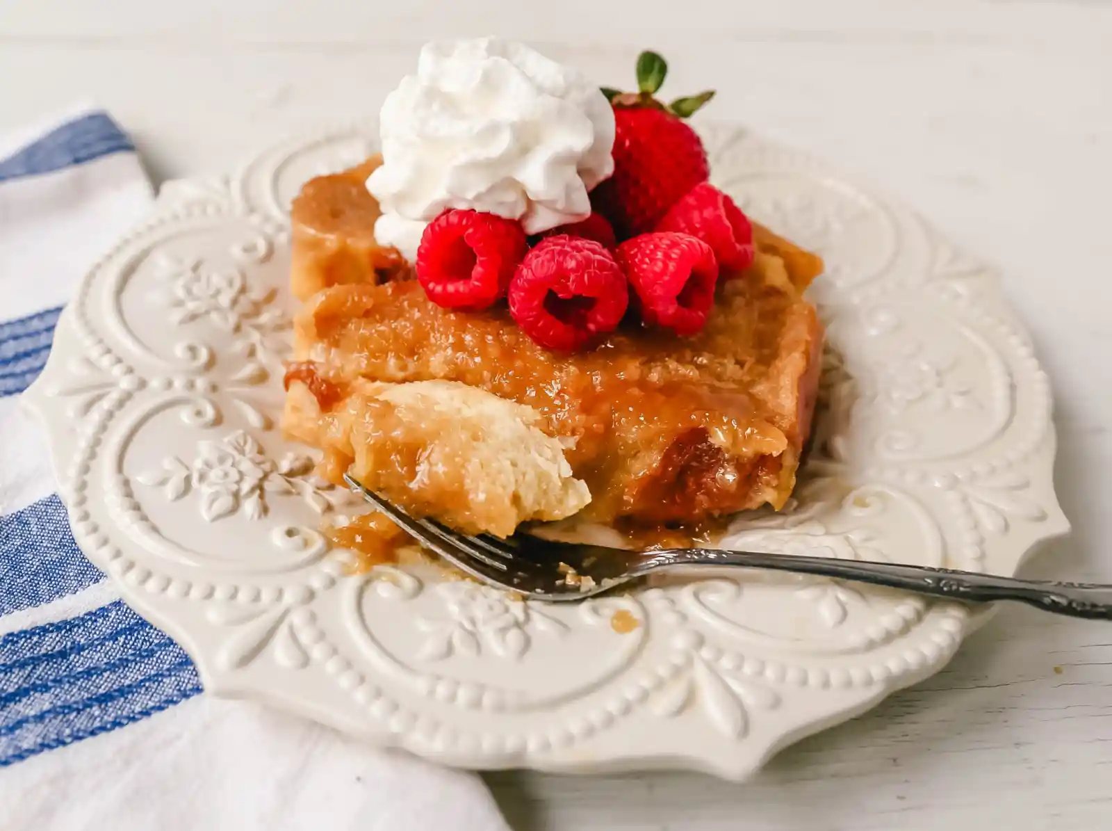 Overnight Creme Brûlée French Toast an easy overnight french toast with thick bread in a buttery sugar glaze and soaked with a sweet custard. www.modernhoney.com #frenchtoast #breakfast #brunch #overnightfrenchtoast