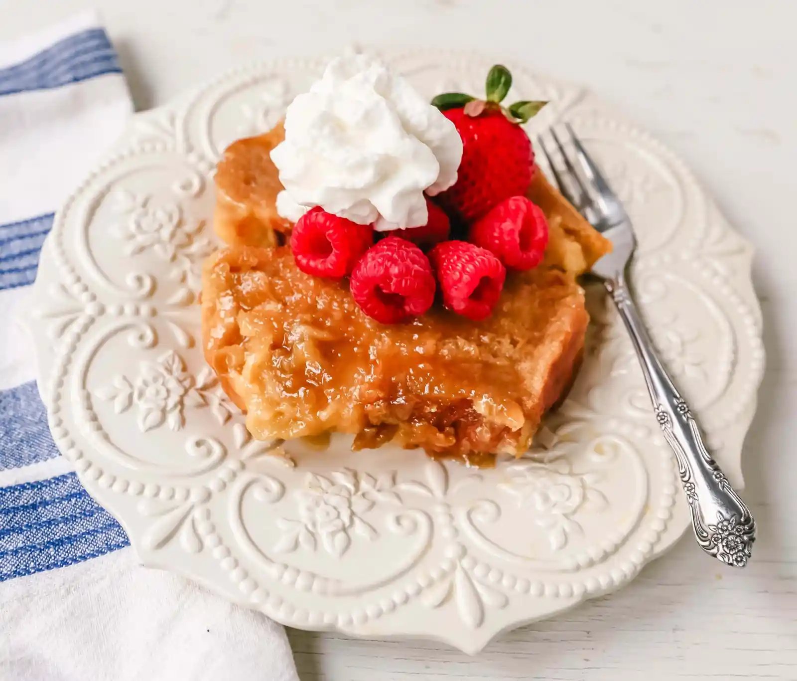 Overnight Creme Brûlée French Toast an easy overnight french toast with thick bread in a buttery sugar glaze and soaked with a sweet custard. www.modernhoney.com #frenchtoast #breakfast #brunch #overnightfrenchtoast