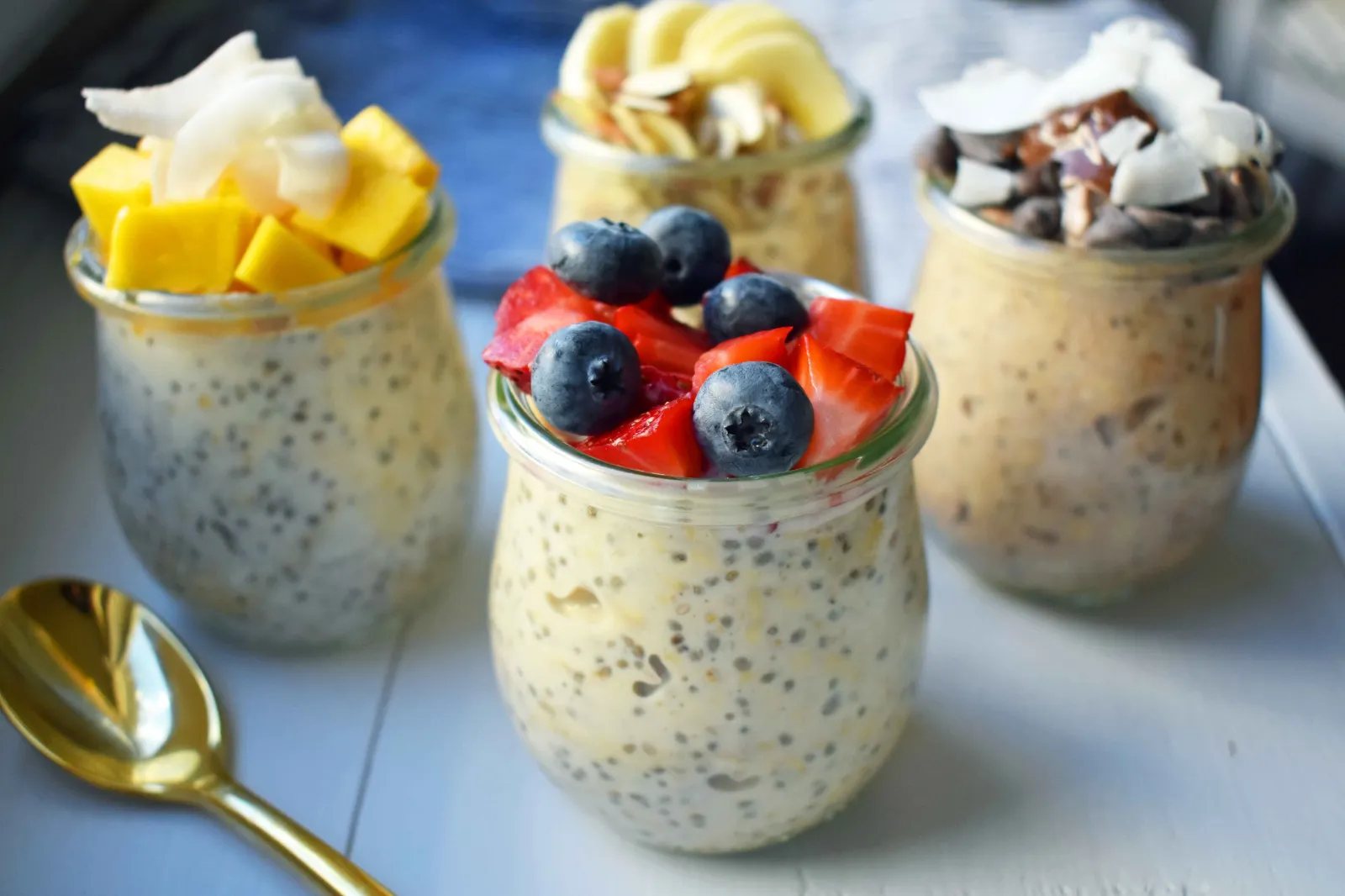 5 Ways to make Overnight Oats. How to make easy perfect overnight oats topped with berries, chocolate, bananas, coconut, and nuts. Naturally sweetened and protein filled breakfast. www.modernhoney.com