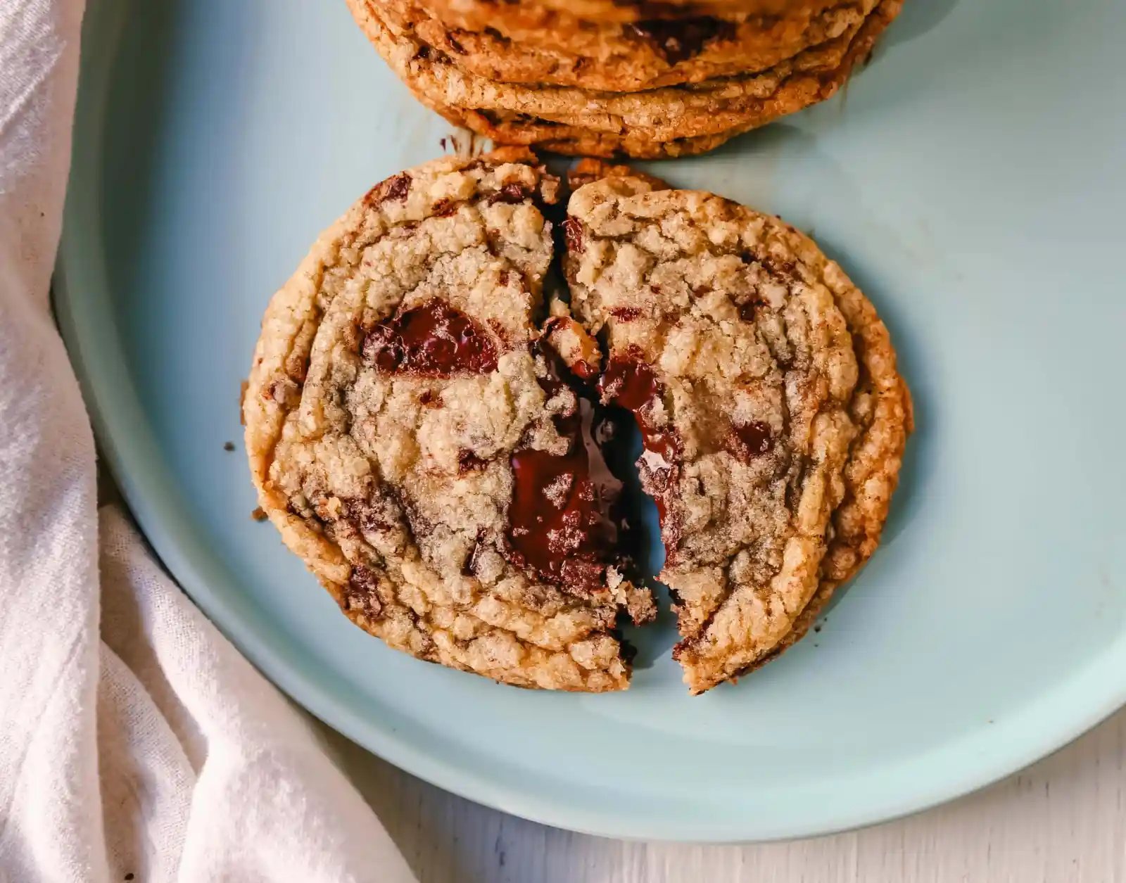 Pan Banging Chocolate Chip Cookies The famous pan banging chocolate chip cookies are thin and crispy with decadent melted dark chocolate and buttery, crispy edges and a chewy center. www.modernhoney.com #cookie #cookies #chocolatechipcookies #panbanging #panbangingcookies
