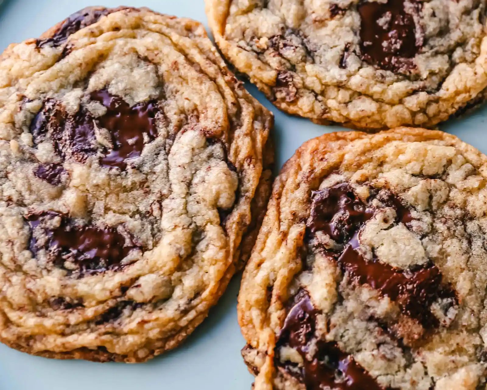 Pan Banging Chocolate Chip Cookies The famous pan banging chocolate chip cookies are thin and crispy with decadent melted dark chocolate and buttery, crispy edges and a chewy center. www.modernhoney.com #cookie #cookies #chocolatechipcookies #panbanging #panbangingcookies