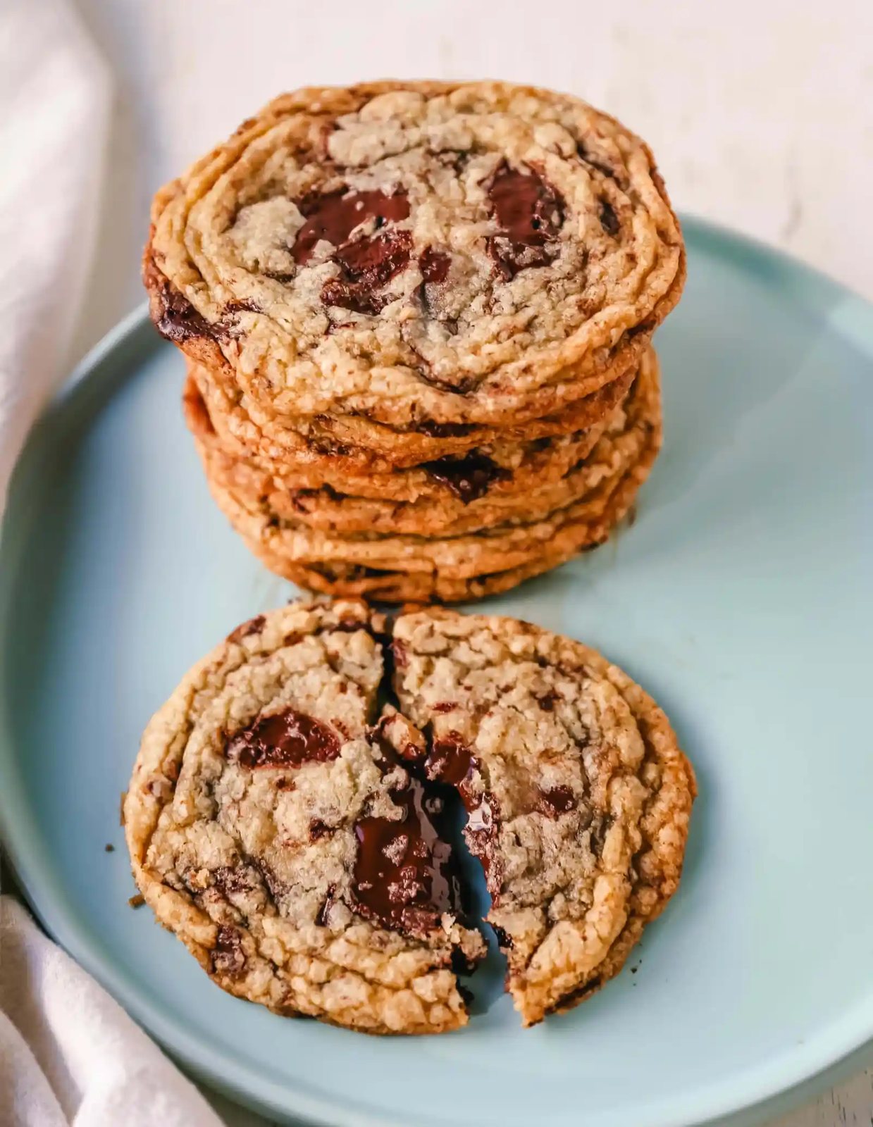 Pan Banging Chocolate Chip Cookies The famous pan banging chocolate chip cookies are thin and crispy with decadent melted dark chocolate and buttery, crispy edges and a chewy center. www.modernhoney.com #cookie #cookies #chocolatechipcookies #panbanging #panbangingcookies