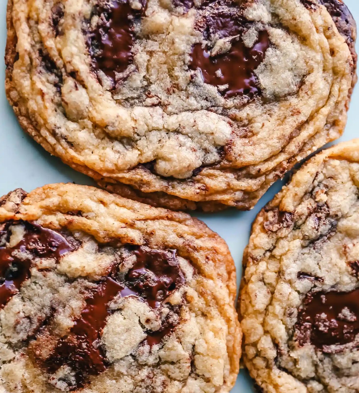 Pan Banging Chocolate Chip Cookies The famous pan banging chocolate chip cookies are thin and crispy with decadent melted dark chocolate and buttery, crispy edges and a chewy center. www.modernhoney.com #cookie #cookies #chocolatechipcookies #panbanging #panbangingcookies
