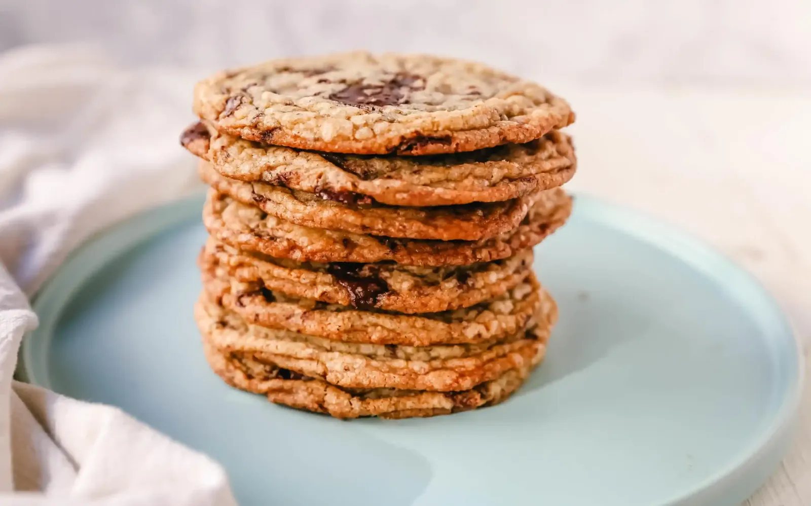 Pan Banging Chocolate Chip Cookies The famous pan banging chocolate chip cookies are thin and crispy with decadent melted dark chocolate and buttery, crispy edges and a chewy center. www.modernhoney.com #cookie #cookies #chocolatechipcookies #panbanging #panbangingcookies