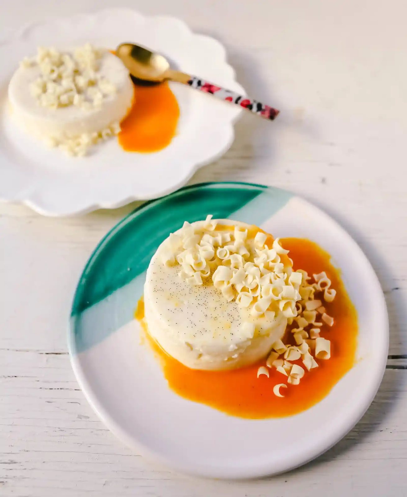 Panna Cotta. A silky smooth, creamy vanilla bean dessert made with cream, sugar, gelatin, and vanilla beans. An Italian favorite dessert! www.modernhoney.com #pannacotta #dessert #pannacottadessert