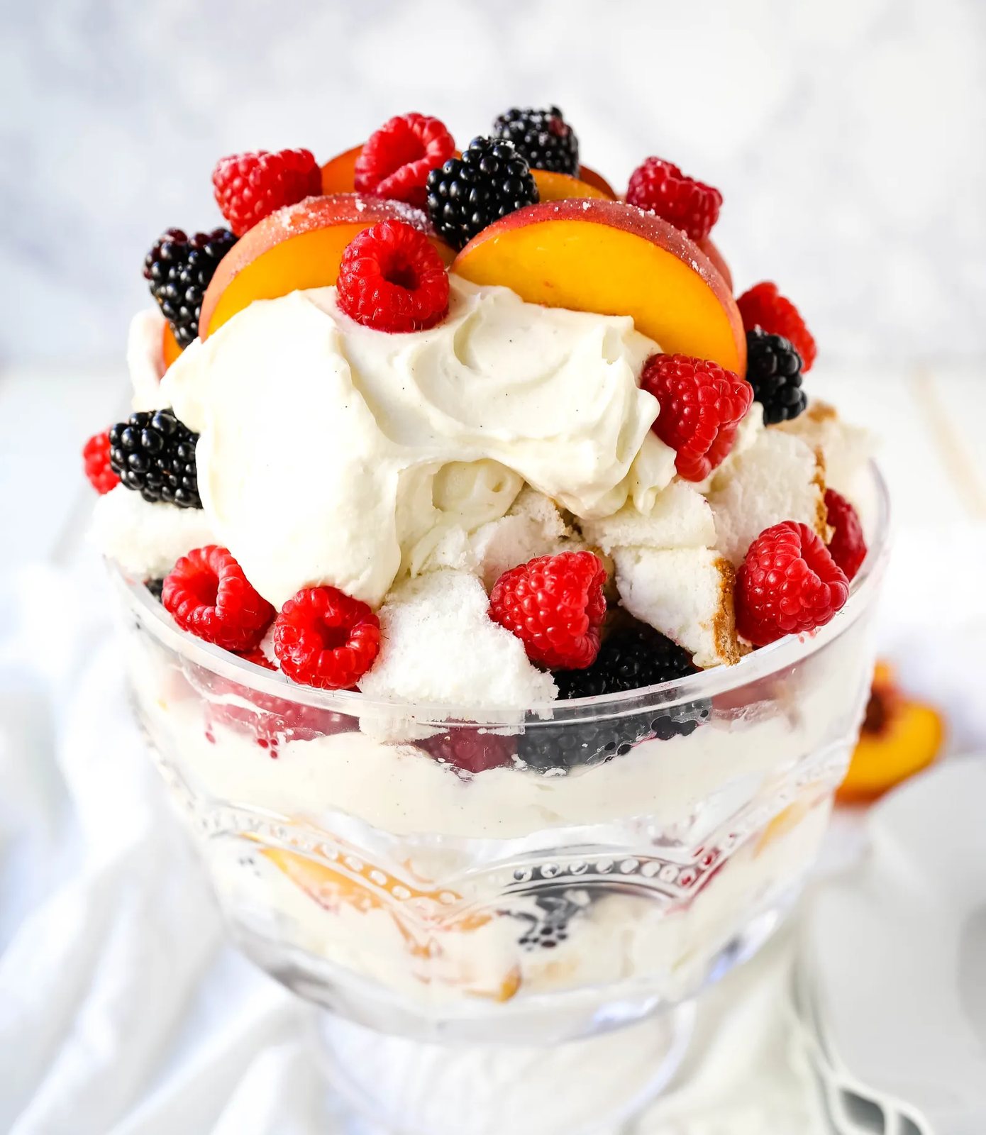 Peach Berry Trifle Angel food cake, a sweet, creamy, fluffy filling with fresh peaches and raspberries makes this the perfect summer dessert. www.modernhoney.com #peach #peacherecipes #trifle #dessert