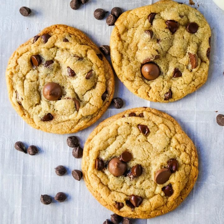 ONE BOWL CHOCOLATE CHIP COOKIE RECIPE An easy one bowl cookie recipe that creates a chewy chocolate chip cookie with crisp buttery edges. www.modernhoney.com #cookie #cookies #chocolatechipcookie #chocolatechipcookies