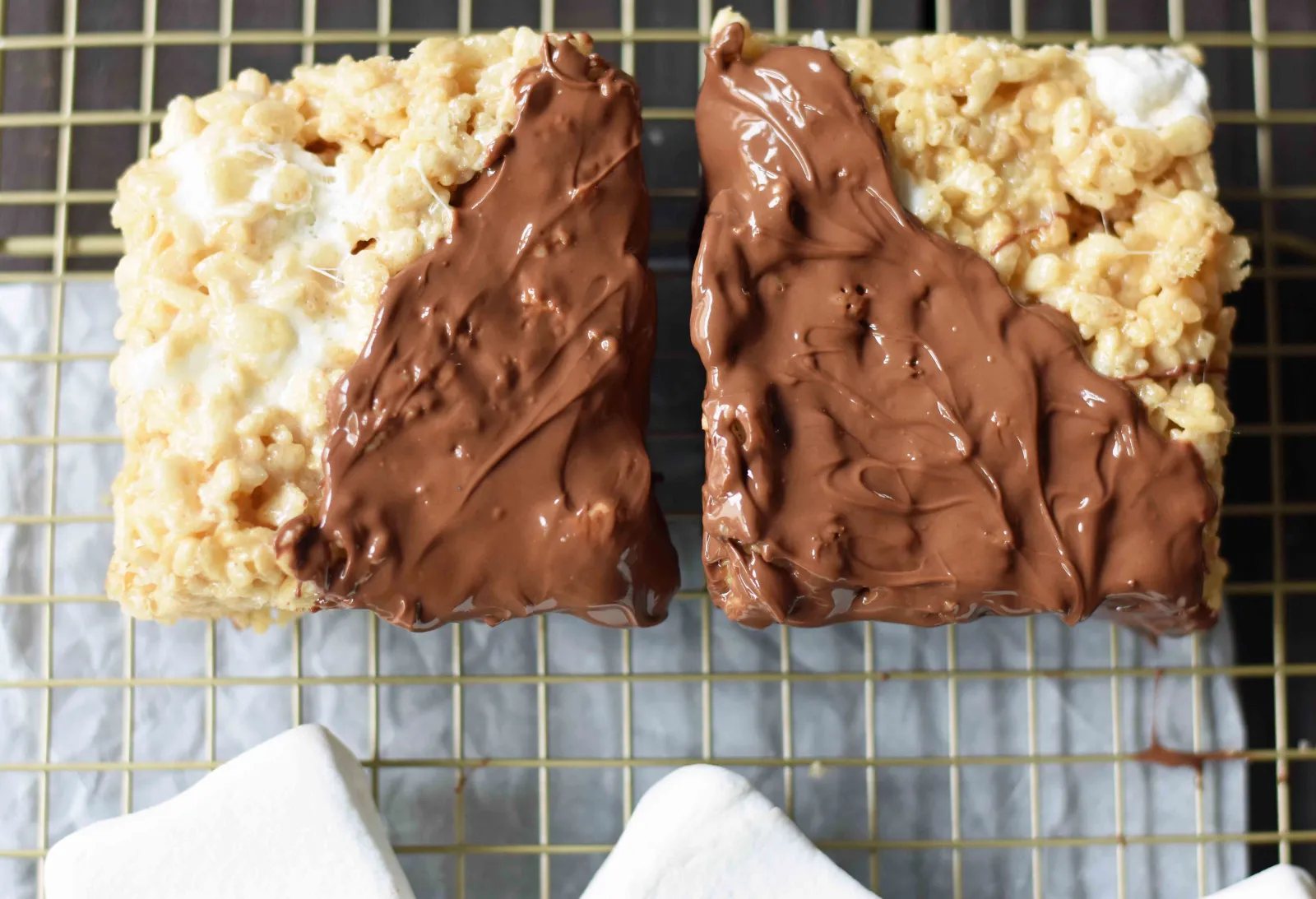 The BEST Rice Krispie Treats recipe. How to make perfect rice krispie treats. Soft and chewy rice krispie squares. Chocolate dipped rice krispie treats. Homemade rice krispie treats recipe. www.modernhoney.com