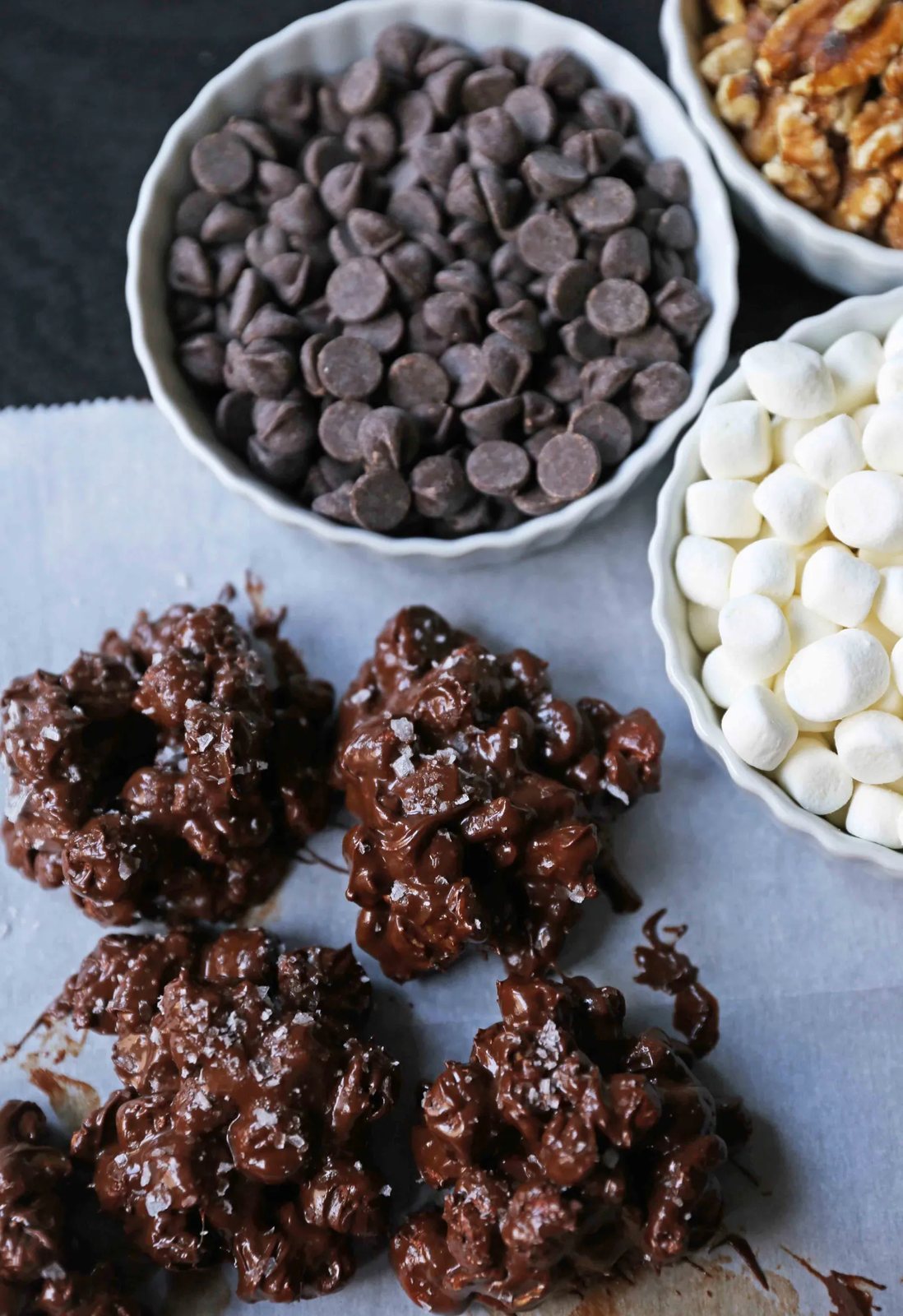 Rocky Road Candy Clusters. Easy no-bake 5-ingredients rocky road clusters made with chocolate, butterscotch, walnuts, and marshmallows. Microwave 5-ingredient Christmas candy recipe. www.modernhoney.com #chocolate #microwavecandy #5ingredients #christmascandy #rockyroad #rockyroadcandy #rockyroadclusters #chocolatemarshmallow