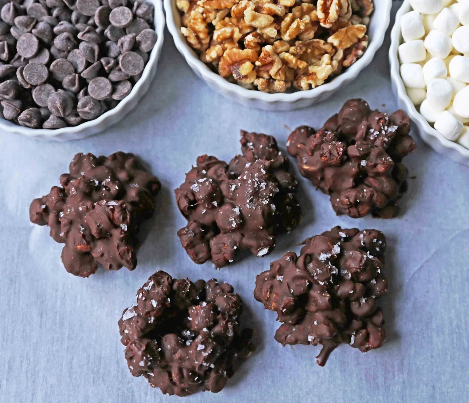 Rocky Road Candy Clusters. Easy no-bake 5-ingredients rocky road clusters made with chocolate, butterscotch, walnuts, and marshmallows. Microwave 5-ingredient Christmas candy recipe. www.modernhoney.com #chocolate #microwavecandy #5ingredients #christmascandy #rockyroad #rockyroadcandy #rockyroadclusters #chocolatemarshmallow