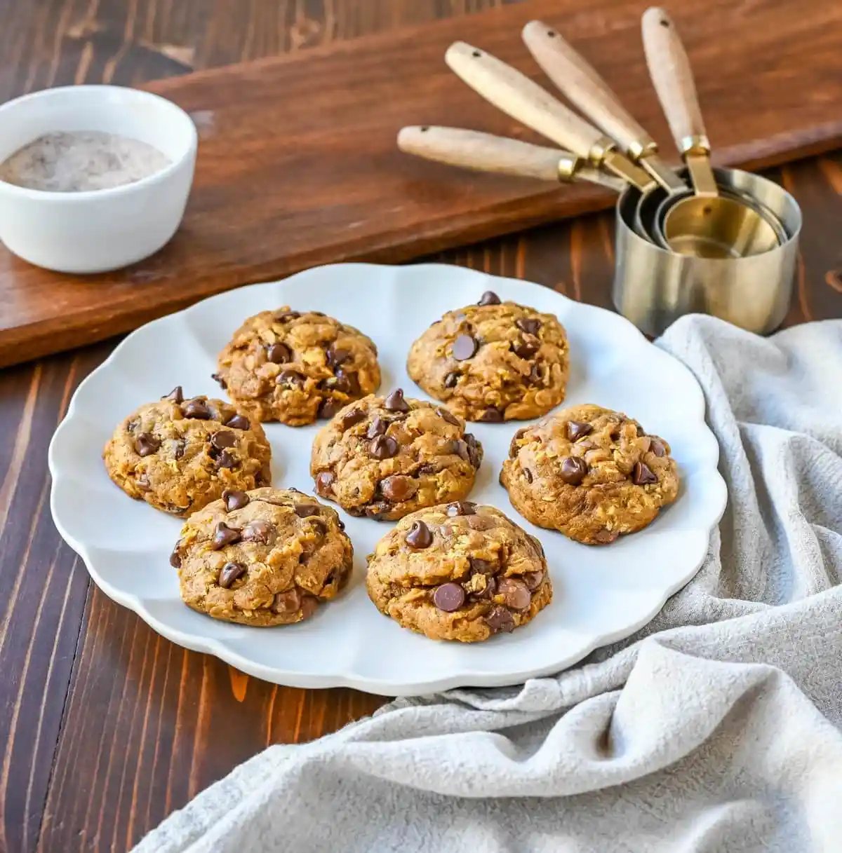 These pumpkin oatmeal chocolate chip cookies are made with browned butter, spiced pumpkin, oatmeal, and rich semi-sweet chocolate chips. This chocolate chip pumpkin oatmeal cookie is the perfect Fall cookie. How to make the perfect chewy, melt-in-your-mouth saucepan pumpkin chocolate chip cookie.