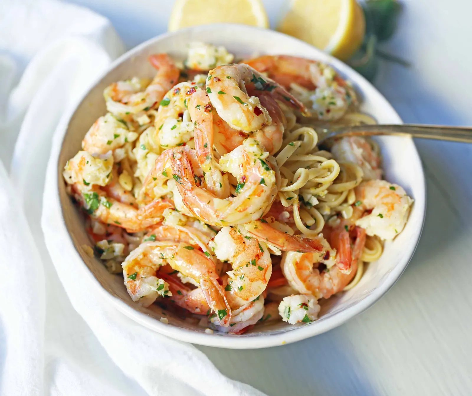 Shrimp Scampi Linguine. Shrimp sauteed in a lemon garlic butter sauce tossed with linguine pasta and made in less than 20 minutes. www.modernhoney.com #shrimp #shrimpscampi #shrimpscampilinguine #pasta #valentinesday