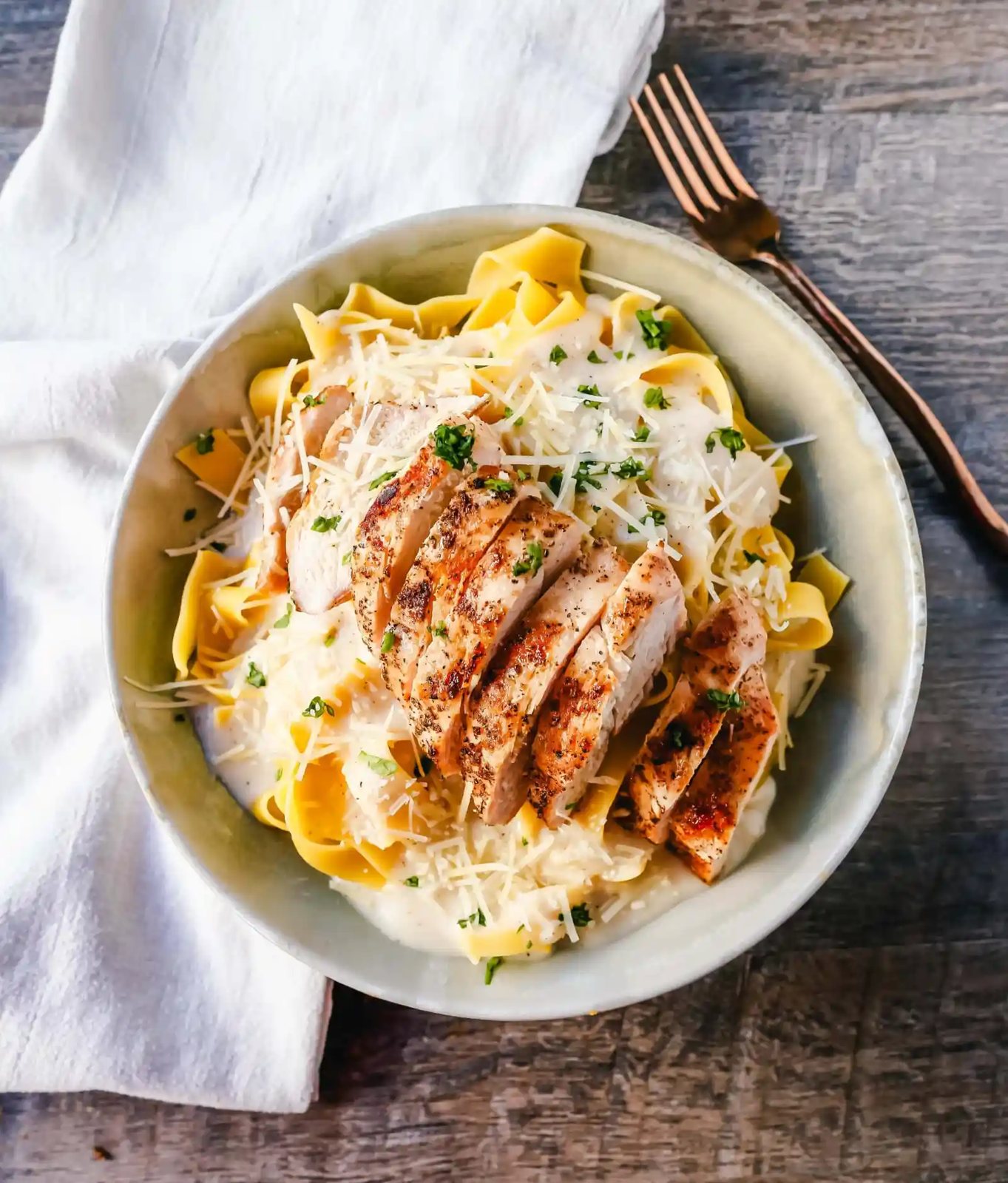 Skinny Low-Fat Chicken Fettuccine Alfredo All of the flavor of Chicken Fettuccine Alfredo without all of the fat and calories! Lean grilled chicken on top of low-fat alfredo sauce tossed with fettuccine noodles. www.modernhoney.com #lowfat #chicken #pasta