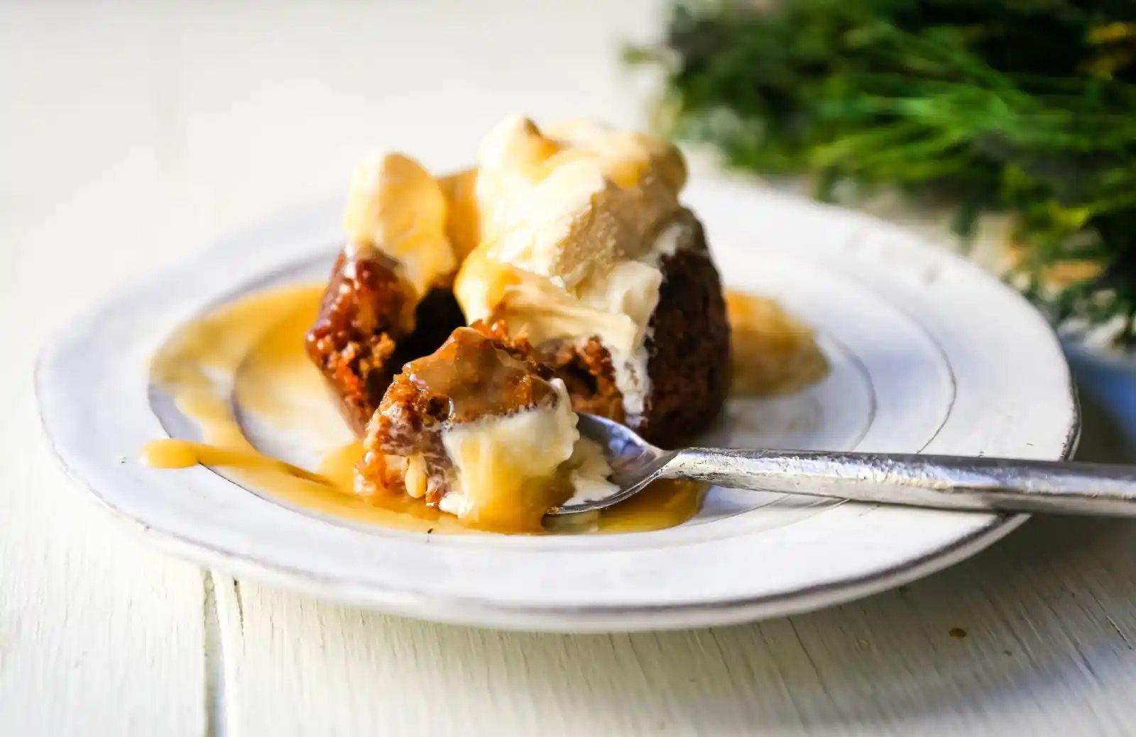 Sticky Toffee Pudding. A famous English dessert with a moist sponge cake covered in a homemade caramel toffee sauce and vanilla ice cream. The perfect Christmas dessert or holiday dessert recipe. A Christmas traditional dessert. www.modernhoney.com #stickytoffeepudding #toffeepudding #stickypudding #datecake