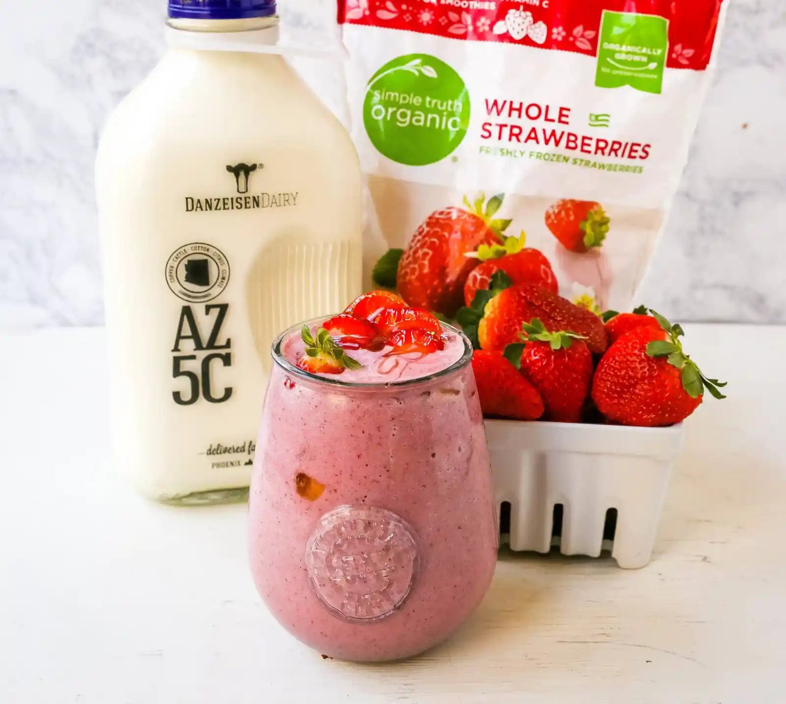 Strawberry Banana Smoothie. Creamy strawberry banana smoothie made with strawberries, bananas, your favorite type of milk, honey, and almond butter (if you want it extra rich and creamy). www.modernhoney.com #smoothie #smoothies #strawberrysmoothie
