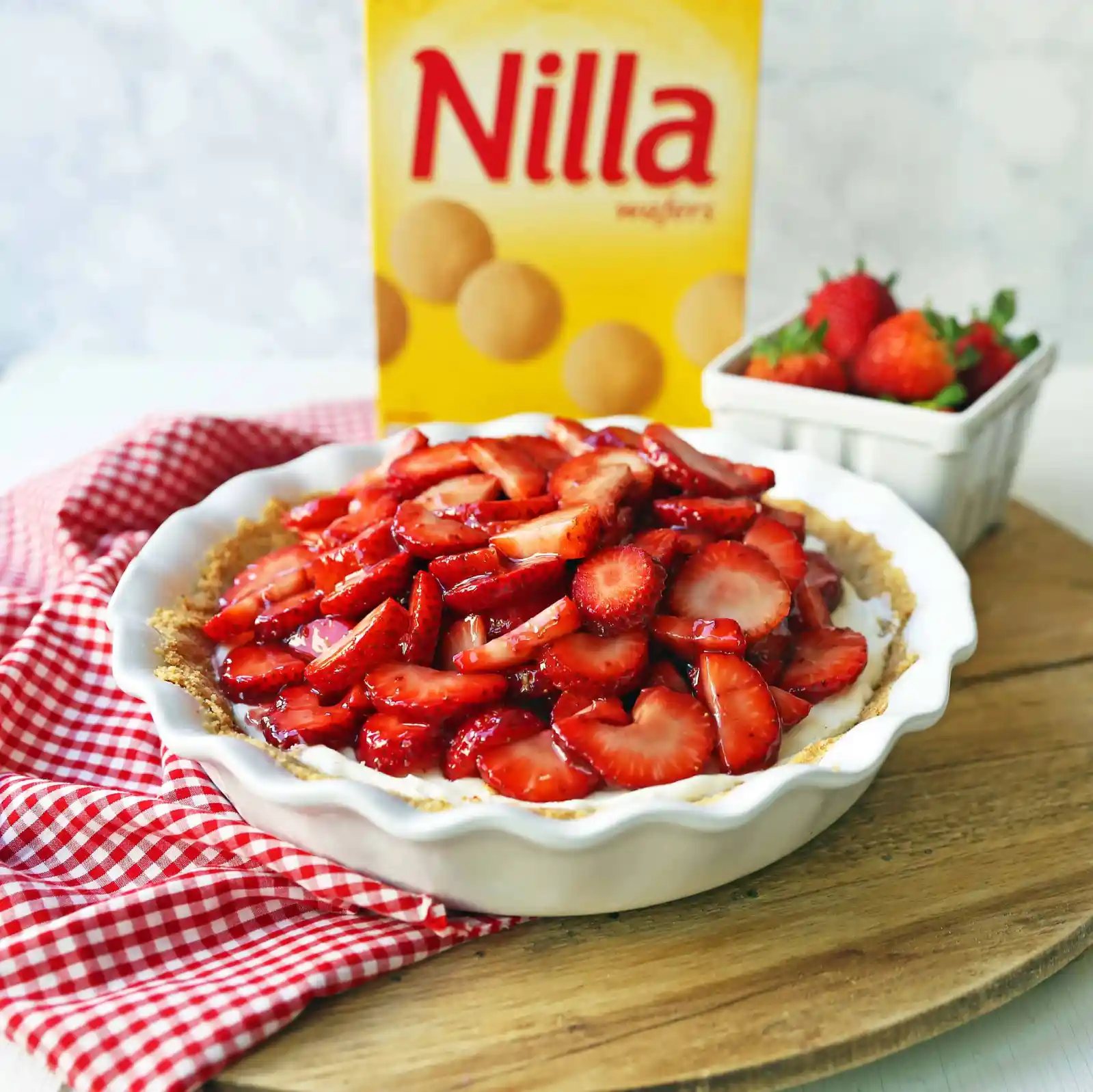 Strawberry Cream Cheese Pie. An easy sweet cream cheese pie with a buttery NILLA Wafer cookie crust and topped with glazed strawberries. The best strawberry pie! #strawberrypie #strawberries #pie #easter #easterdessert #creamcheesepie