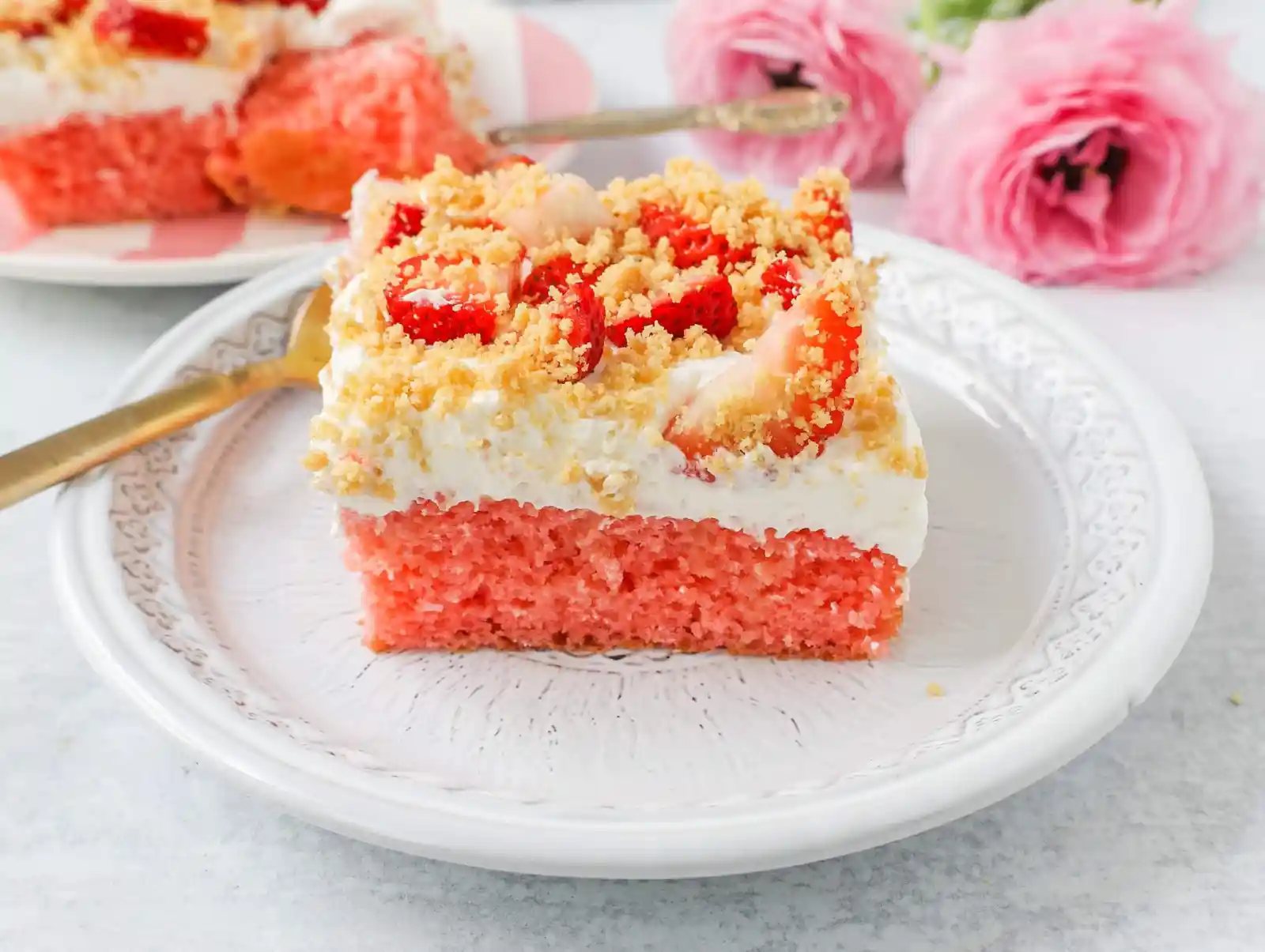 Strawberry Cream Crunch Cake