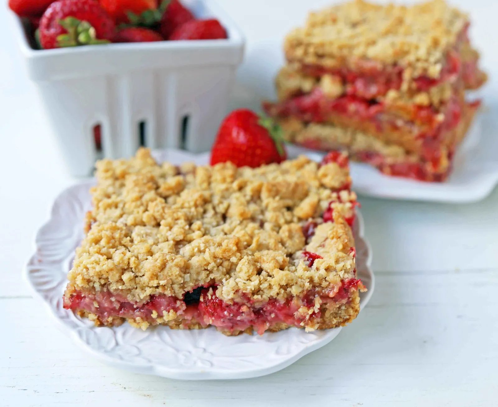 Strawberry Oat Crumble Bars Recipe. Homemade Strawberry Crumble Bars. The perfect Summer dessert bar using fresh strawberries. Strawberry Oatmeal Crumble Bars are made with a buttery oatmeal crust and a fresh strawberries and jam filling. www.modernhoney.com #strawberrybars @strawberryoatbars #strawberryoatmealbars #strawberryrecipes