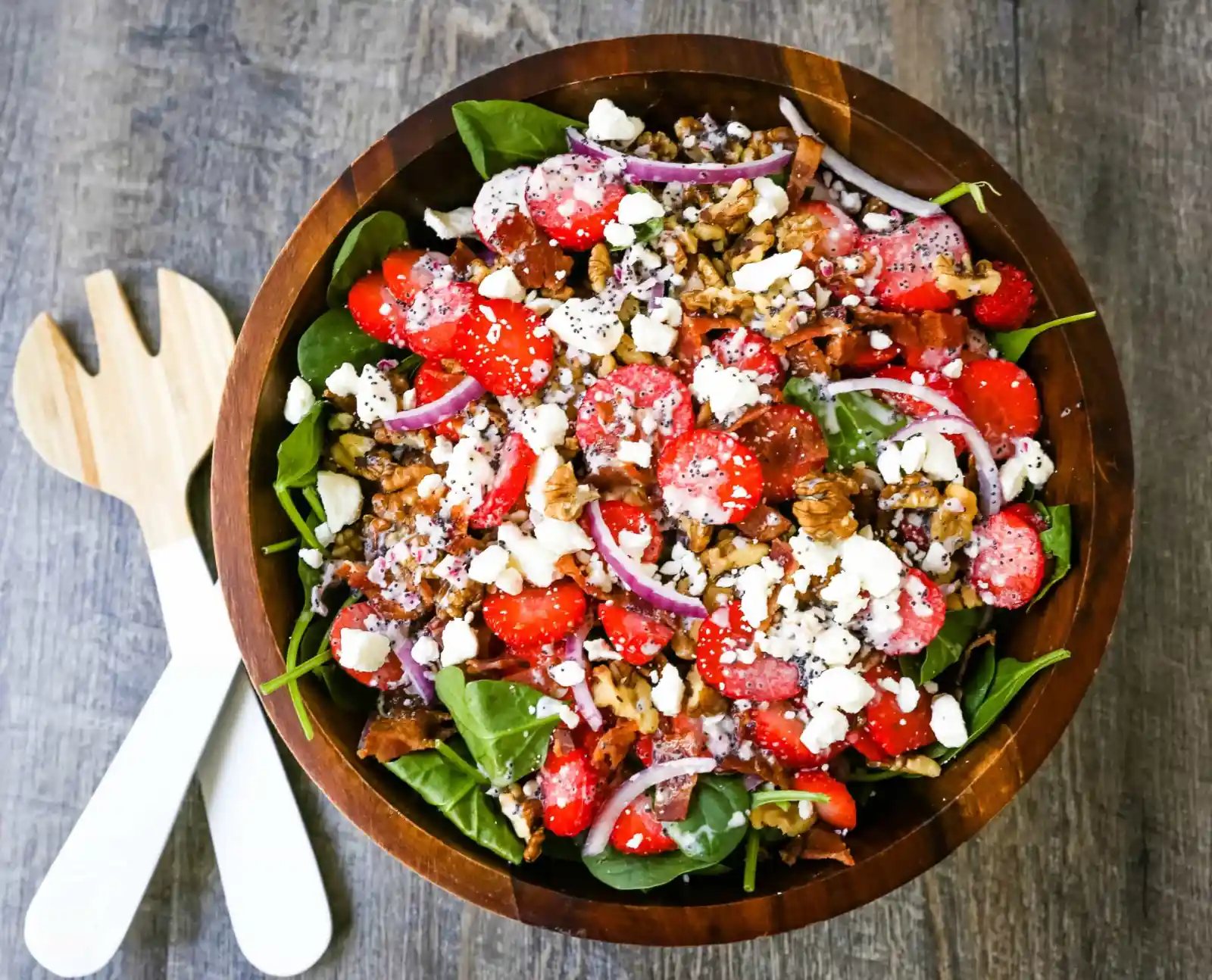 Strawberry Spinach Salad with Poppyseed Dressing Fresh spinach, sliced strawberries, feta cheese, crispy bacon, walnuts, and red onion in a sweet homemade poppyseed dressing. www.modernhoney.com #salad #salads #spinachsalad
