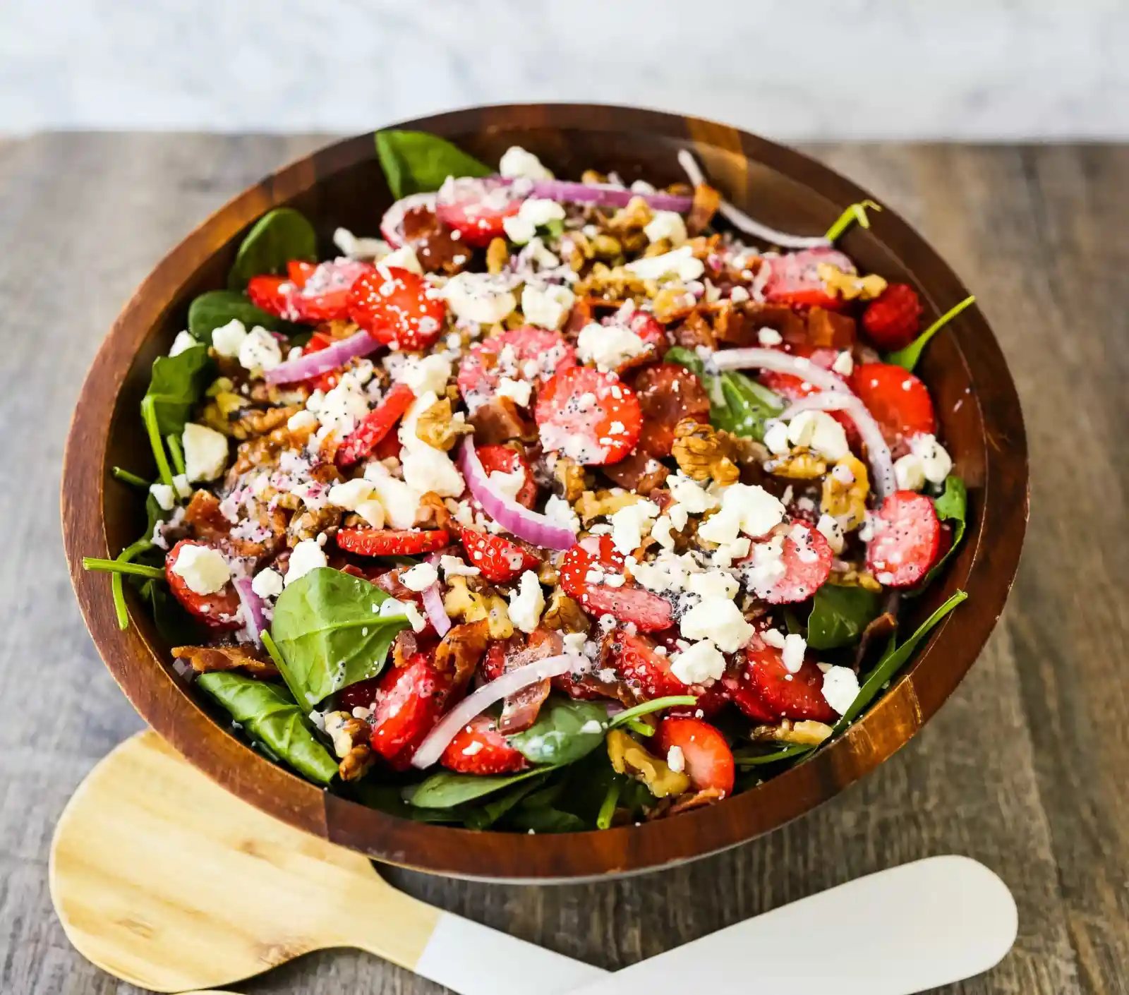 Strawberry Spinach Salad with Poppyseed Dressing Fresh spinach, sliced strawberries, feta cheese, crispy bacon, walnuts, and red onion in a sweet homemade poppyseed dressing. www.modernhoney.com #salad #salads #spinachsalad