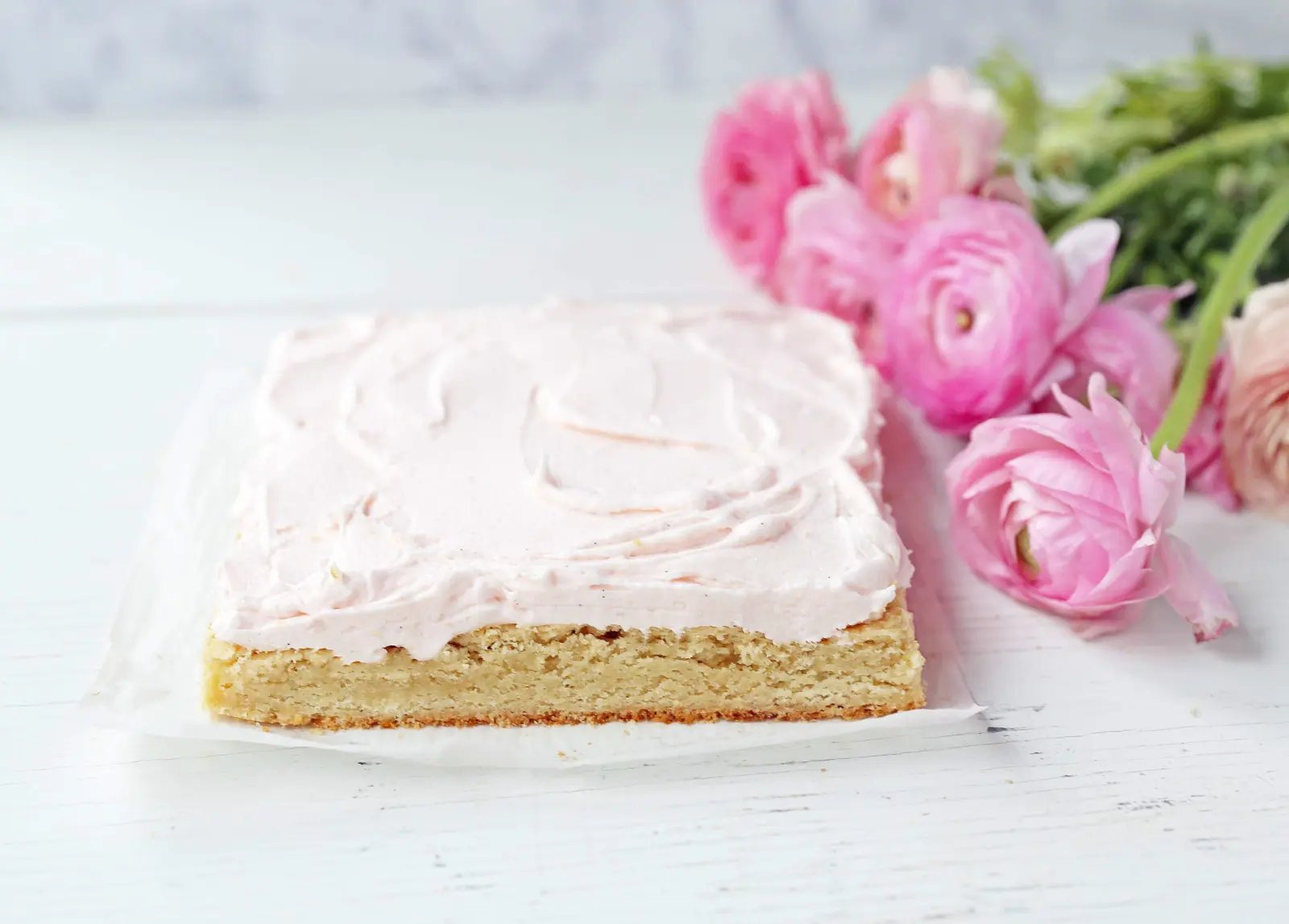 Sugar Cookie Bars. Soft and chewy sugar cookie bars with a sweet cream cheese frosting. The perfect sugar cookie bar recipe! www.modernhoney.com #sugarcookiebars #frostedsugarcookiebars #sugarcookies