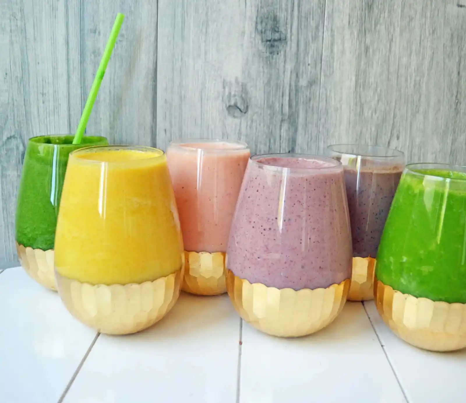 Superfood Smoothie Recipes. 6 Fresh and Healthy Smoothie Recipes. How to feel healthy drinking smoothies every day. www.modernhoney.com #smoothies #healthy #smoothierecipes
