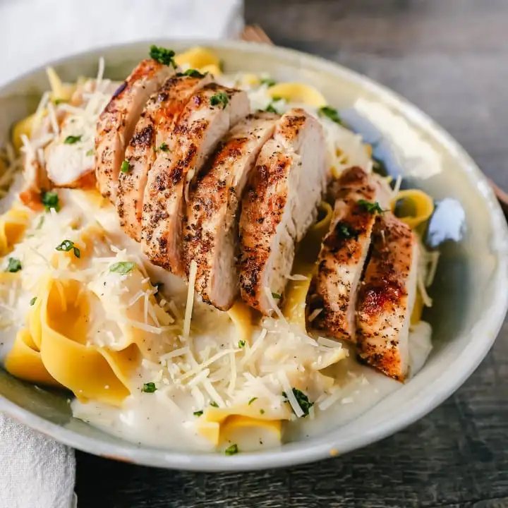 Skinny Low-Fat Chicken Fettuccine Alfredo All of the flavor of Chicken Fettuccine Alfredo without all of the fat and calories! Lean grilled chicken on top of low-fat alfredo sauce tossed with fettuccine noodles. www.modernhoney.com #lowfat #chicken #pasta