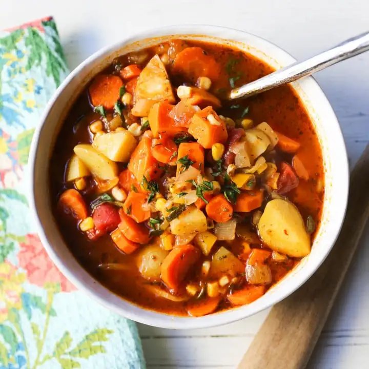 Detox Vegetable Soup. A healthy soup filled with vegetables, herbs, in a warm broth. How to make the best vegetable soup! www.modernhoney.com #vegetablesoup #veggiesoup #soups #soup #healthy