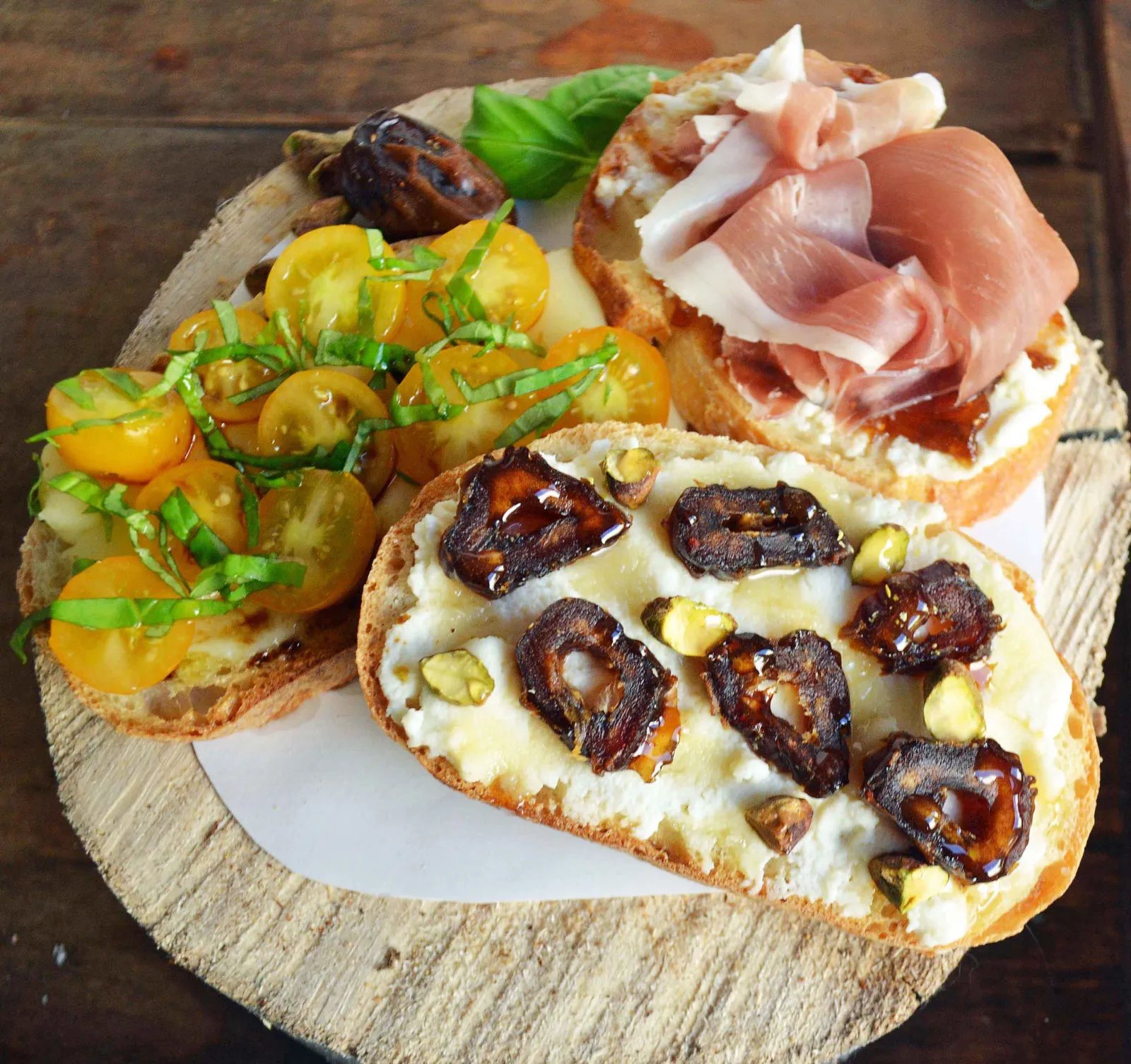 Ultimate Bruschetta Bar by Modern Honey. How to make a perfect bruschetta or charcuterie board using fresh meats, cheeses, fruits, breads, nuts, roasted vegetables, and fresh herbs. It's the perfect party appetizer. Bruschetta topping ideas plus flavor combinations.