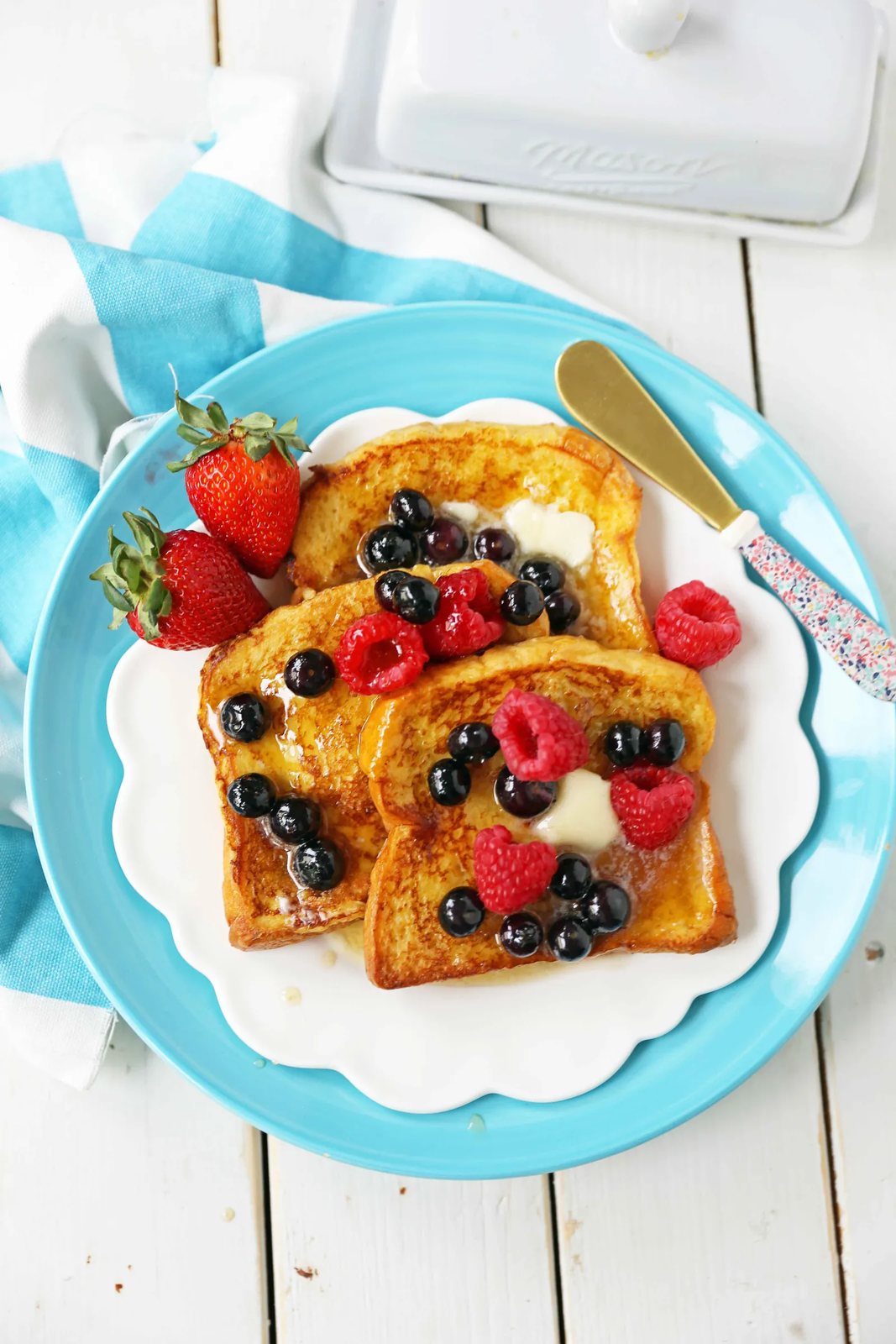 Vanilla Brioche French Toast Recipe. How to make the perfect French Toast. What type of bread to use in french toast. How to make custard for french toast. The BEST French Toast Recipe. www.modernhoney.com #frenchtoast #brioche #briochefrenchtoast #breakfast