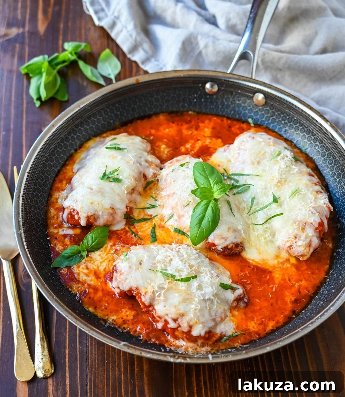 Deliciously Light Chicken Parmesan 3 Skinny Chicken Parmesan is a healthier, lower fat version of chicken parmesan. Non-breaded chicken in a robust tomato sauce with creamy mozzarella cheese. A simple, easy, flavorful chicken dish!
