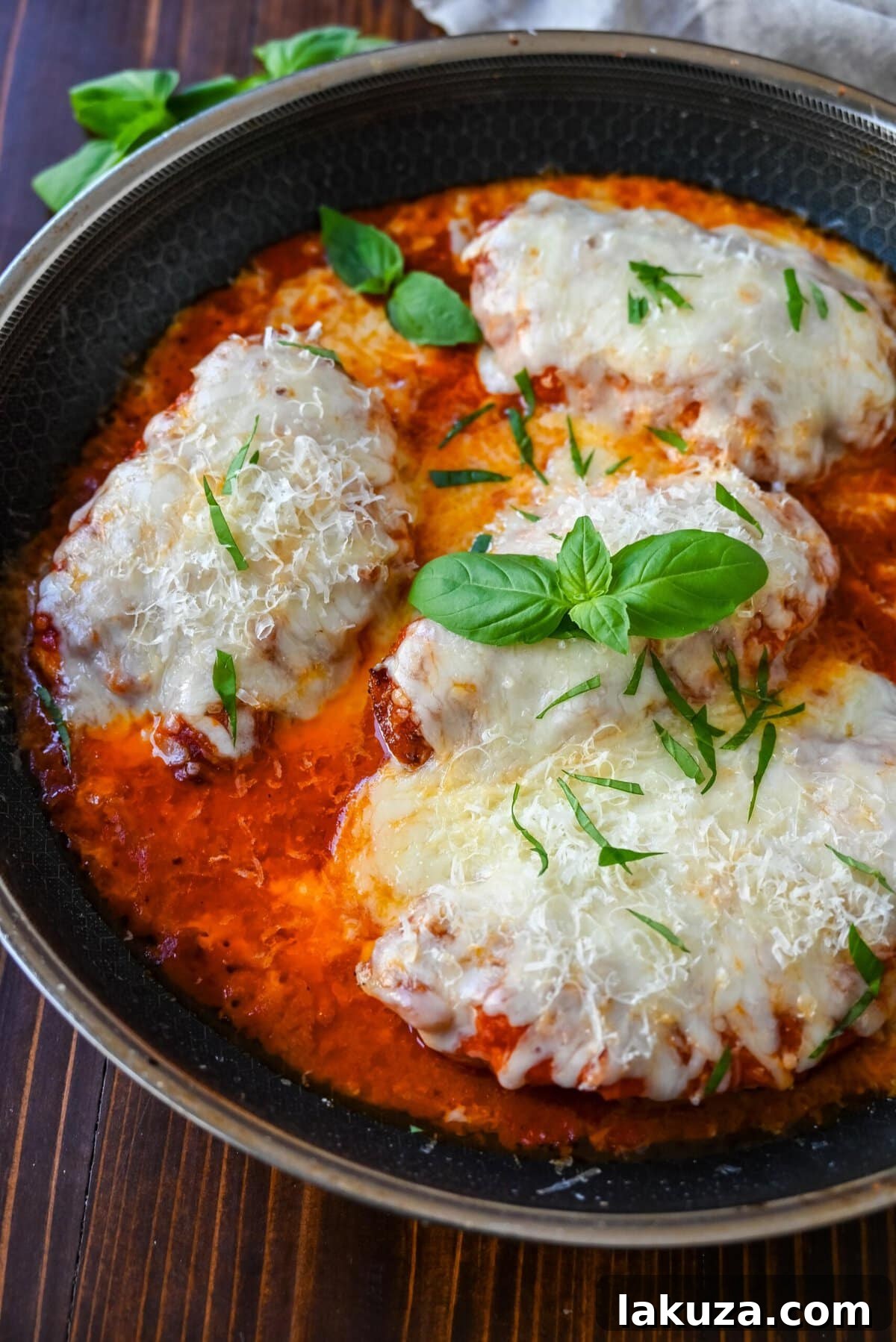 Deliciously Light Chicken Parmesan 5 Skinny Chicken Parmesan is a healthier, lower fat version of chicken parmesan. Non-breaded chicken in a robust tomato sauce with creamy mozzarella cheese. A simple, easy, flavorful chicken dish!