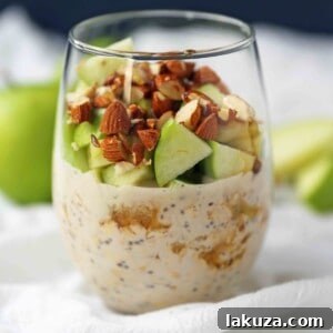 Apple Pie Overnight Oats. Healthy overnight oats with greek yogurt. No-sugar added all-natural overnight oats with apples, cinnamon, and almonds. www.modernhoney.com #overnightoats