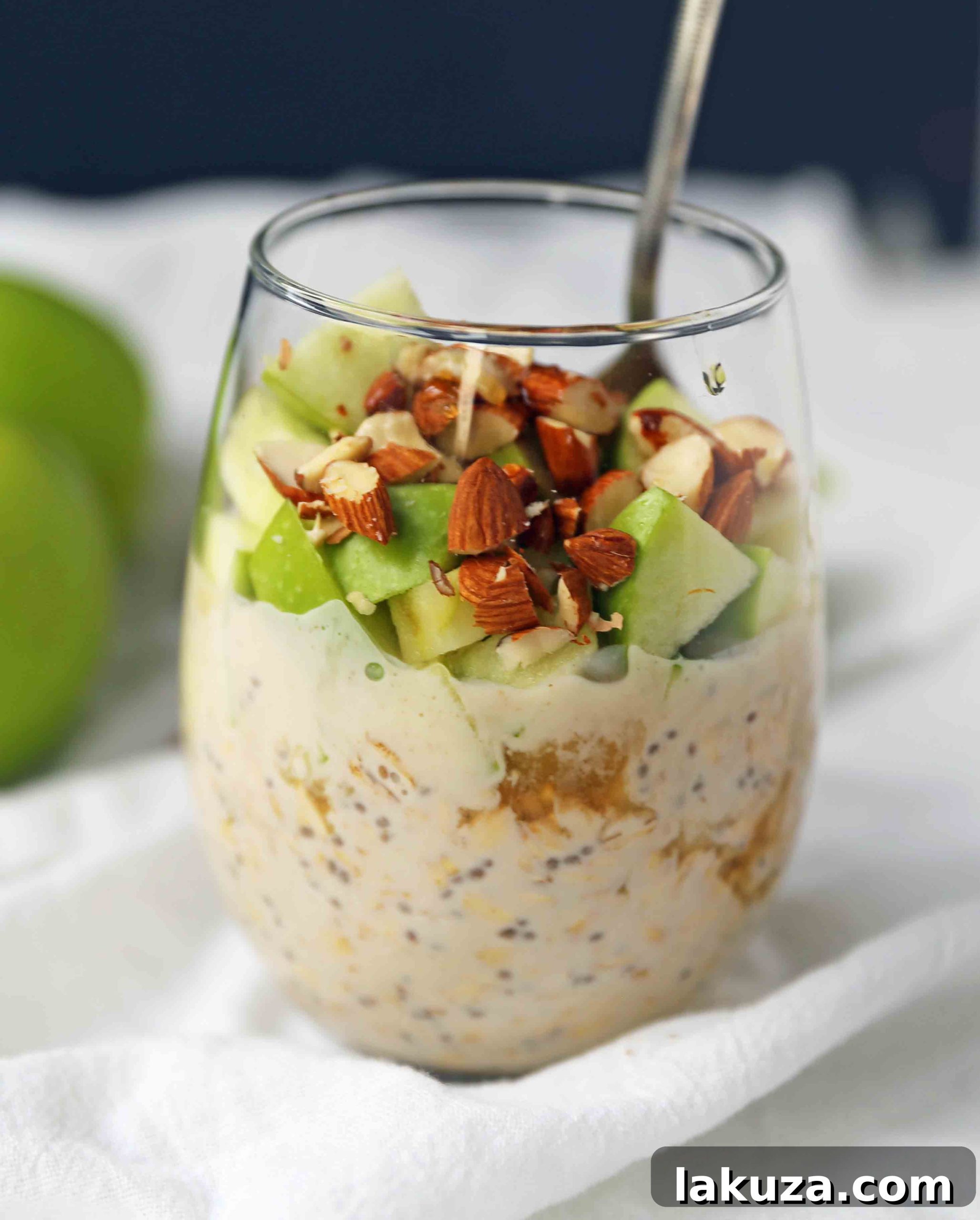 Apple Pie Overnight Oats. Healthy no-sugar-added breakfast. Overnight Oats with Greek Yogurt, Crisp Green Apples, Crunchy Almonds, Cinnamon, and Real Maple Syrup. www.modernhoney.com #overnightoats #applepieovernightoats #appleovernightoats