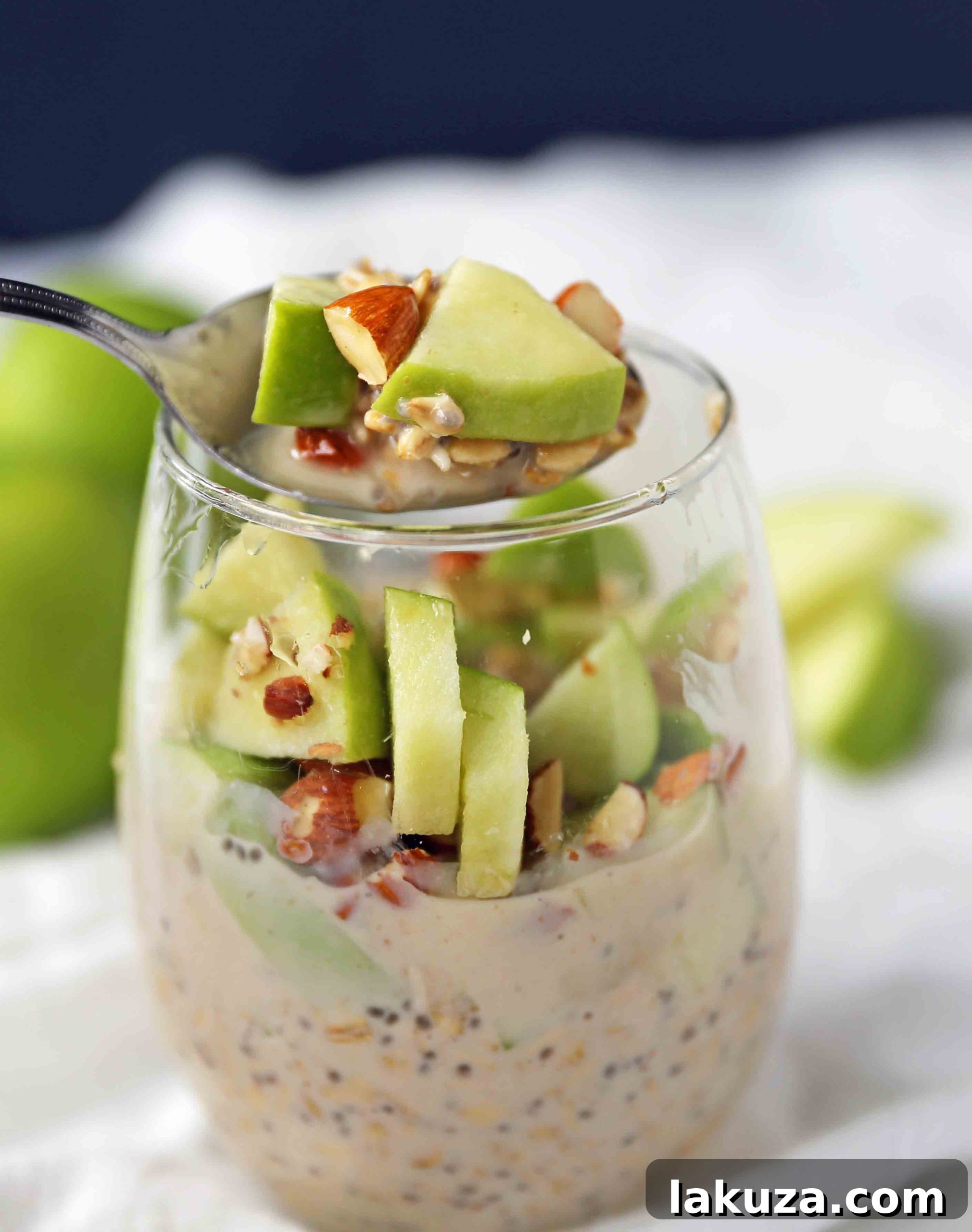 Apple Pie Overnight Oats. Healthy no-sugar-added breakfast. Overnight Oats with Greek Yogurt, Crisp Green Apples, Crunchy Almonds, Cinnamon, and Real Maple Syrup. www.modernhoney.com #overnightoats #applepieovernightoats #appleovernightoats