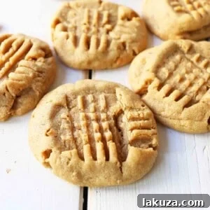 Soft Chewy Peanut Butter Cookies. How to make the perfect peanut butter cookie. www.modernhoney.com #peanutbutter #peanutbuttercookies #softpeanutbuttercookies #chewypeanutbuttercookies