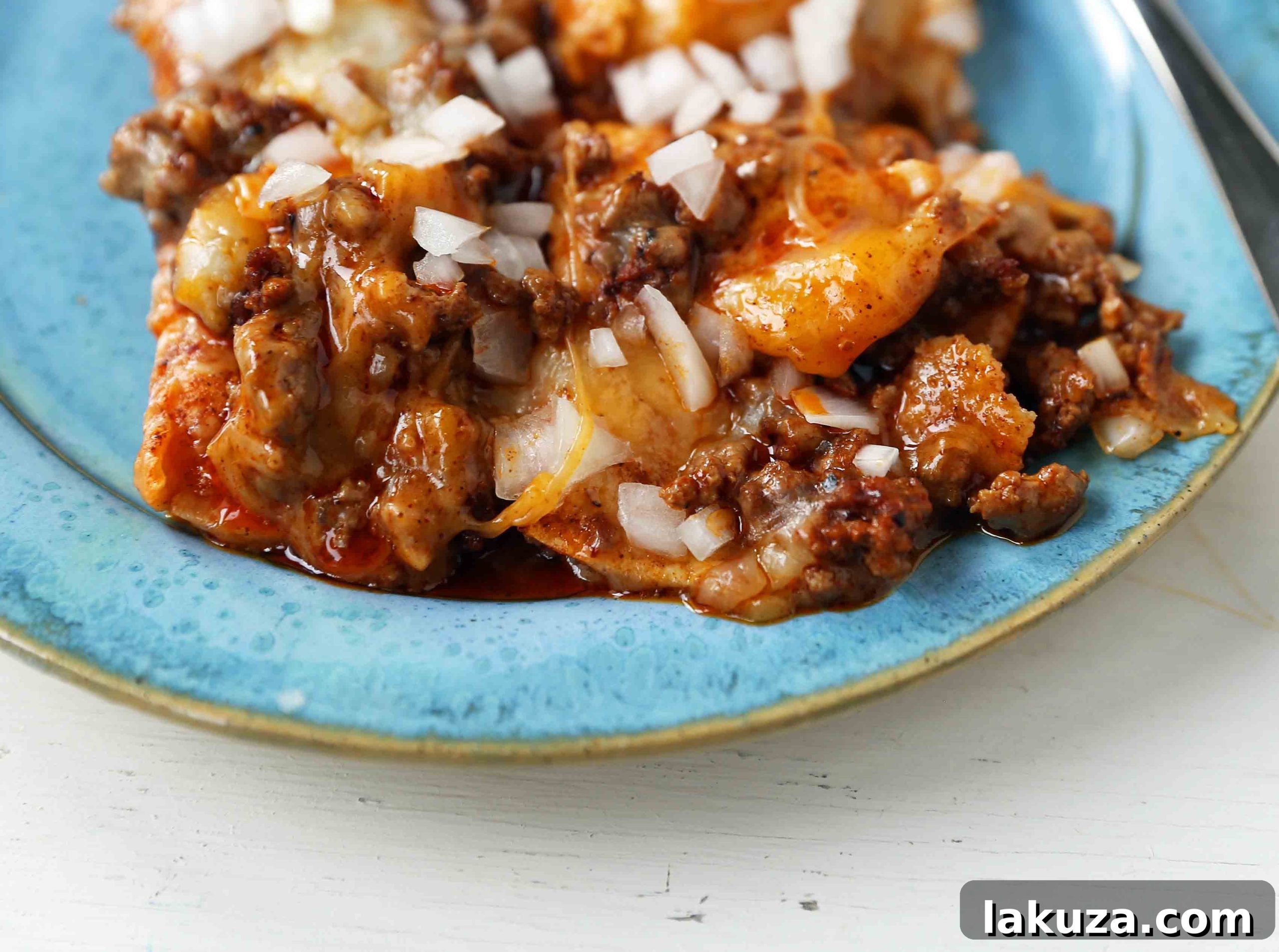 Chile con Carne Enchiladas. Authentic Tex-Mex Beef Enchiladas Recipe. Cheese Enchiladas topped with homemade chile con carne. The best chile con carne enchiladas recipe! #chiliconcarne #texmex #texmexenchiladas #enchiladas #mexicanfood