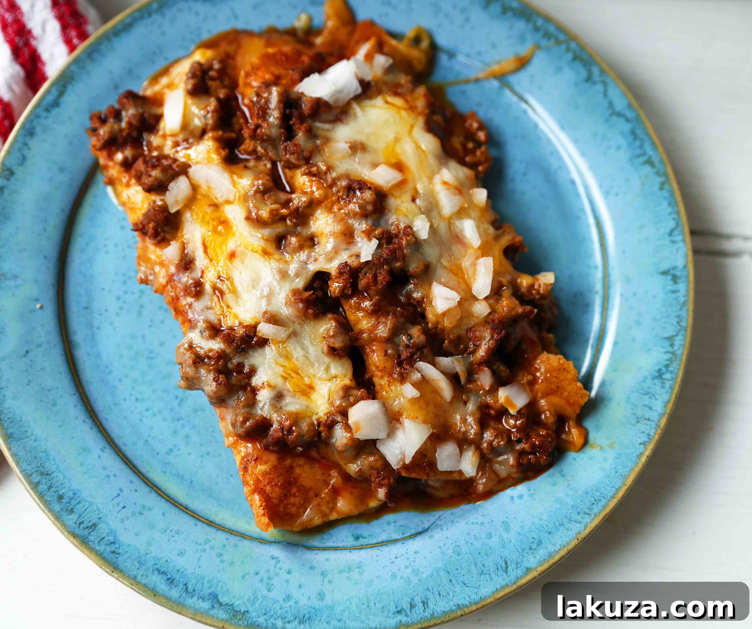 Chile con Carne Enchiladas. Authentic Tex-Mex Beef Enchiladas Recipe. Cheese Enchiladas topped with homemade chile con carne. The best chile con carne enchiladas recipe! #chiliconcarne #texmex #texmexenchiladas #enchiladas #mexicanfood